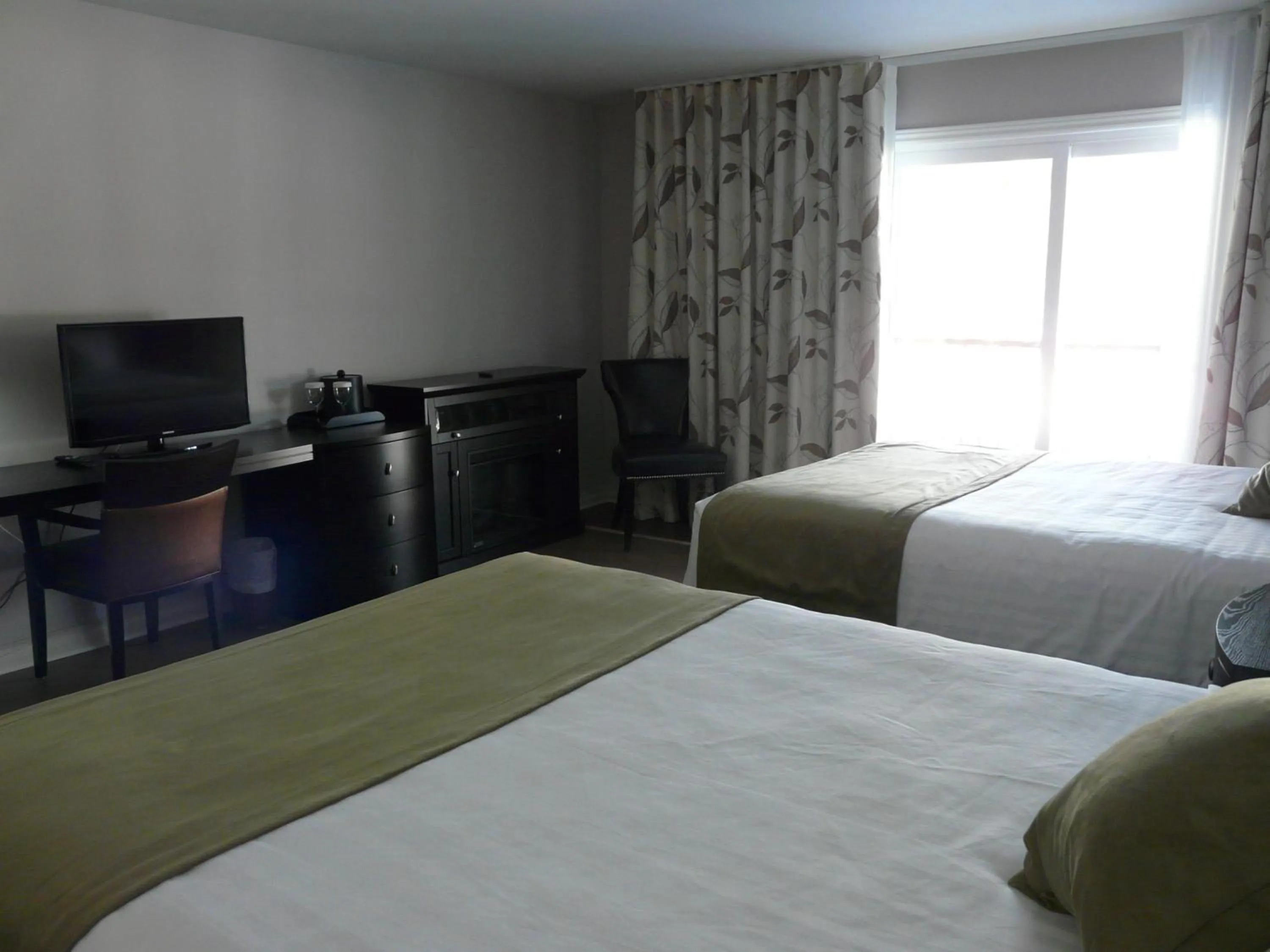 Queen Room with Two Queen Beds- Triple in Auberge des Gallant