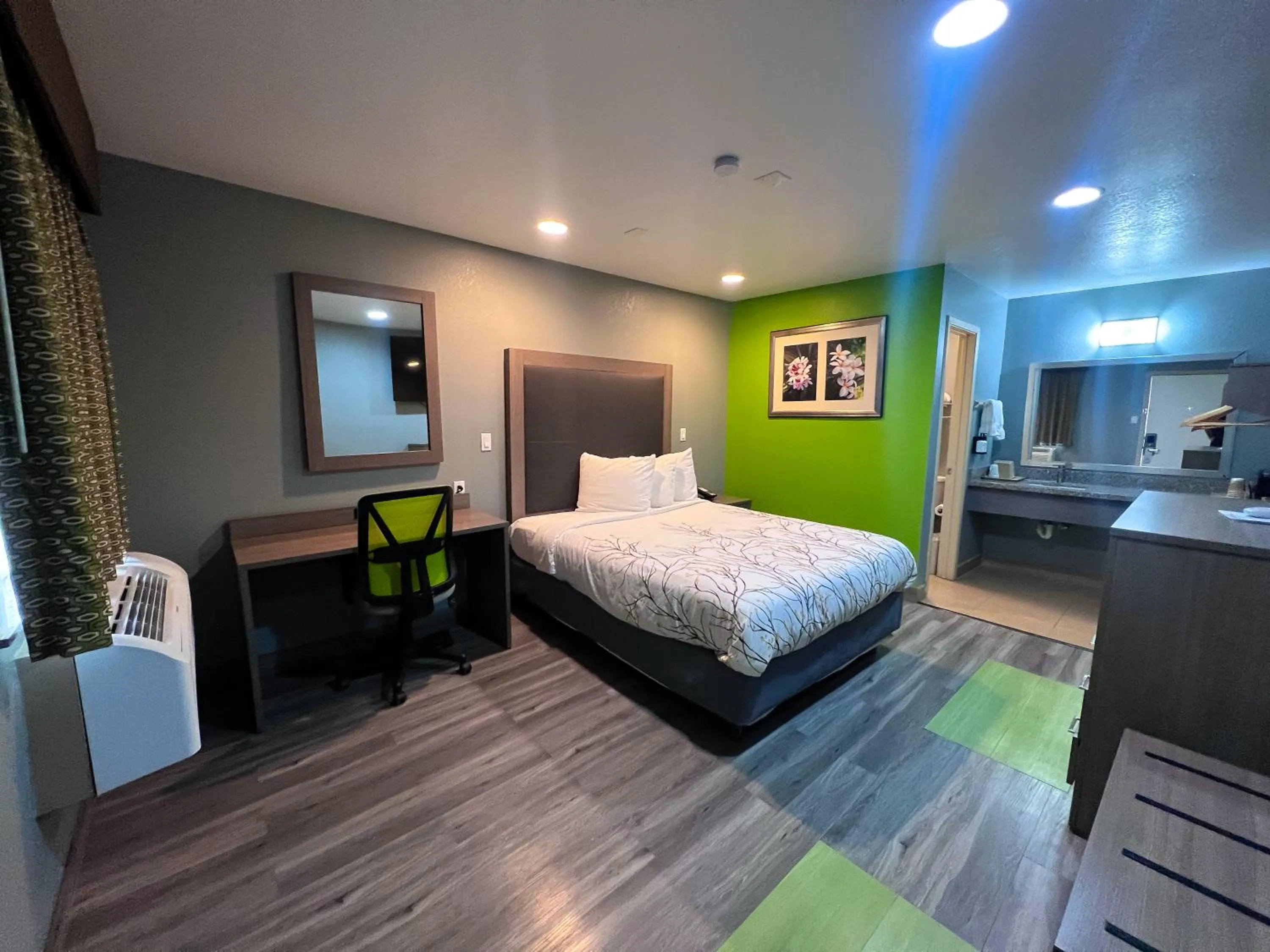 Queen Room in Fort Davis Inn & RV Park