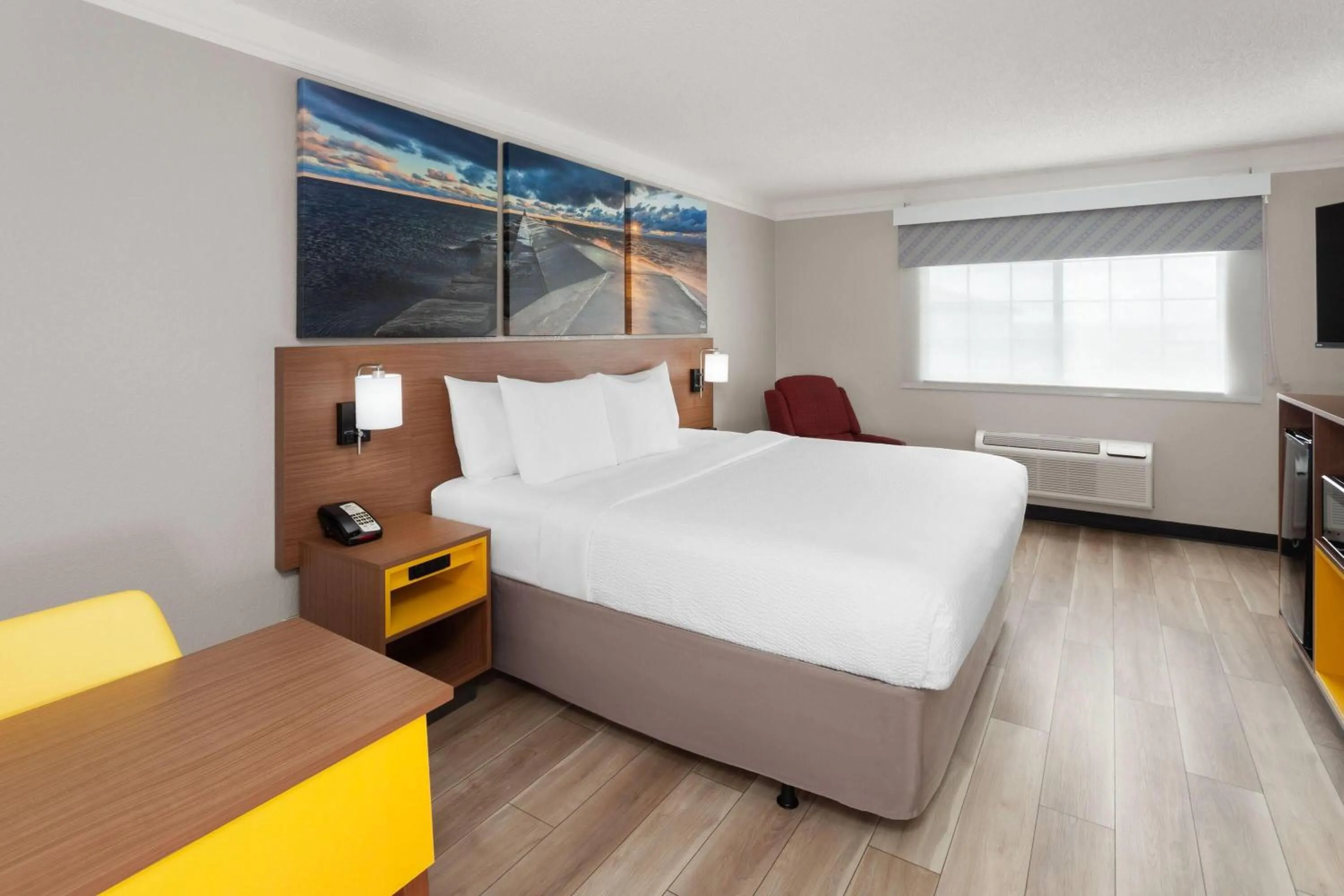 King Room - Non-Smoking in Days Inn & Suites by Wyndham Arlington Heights