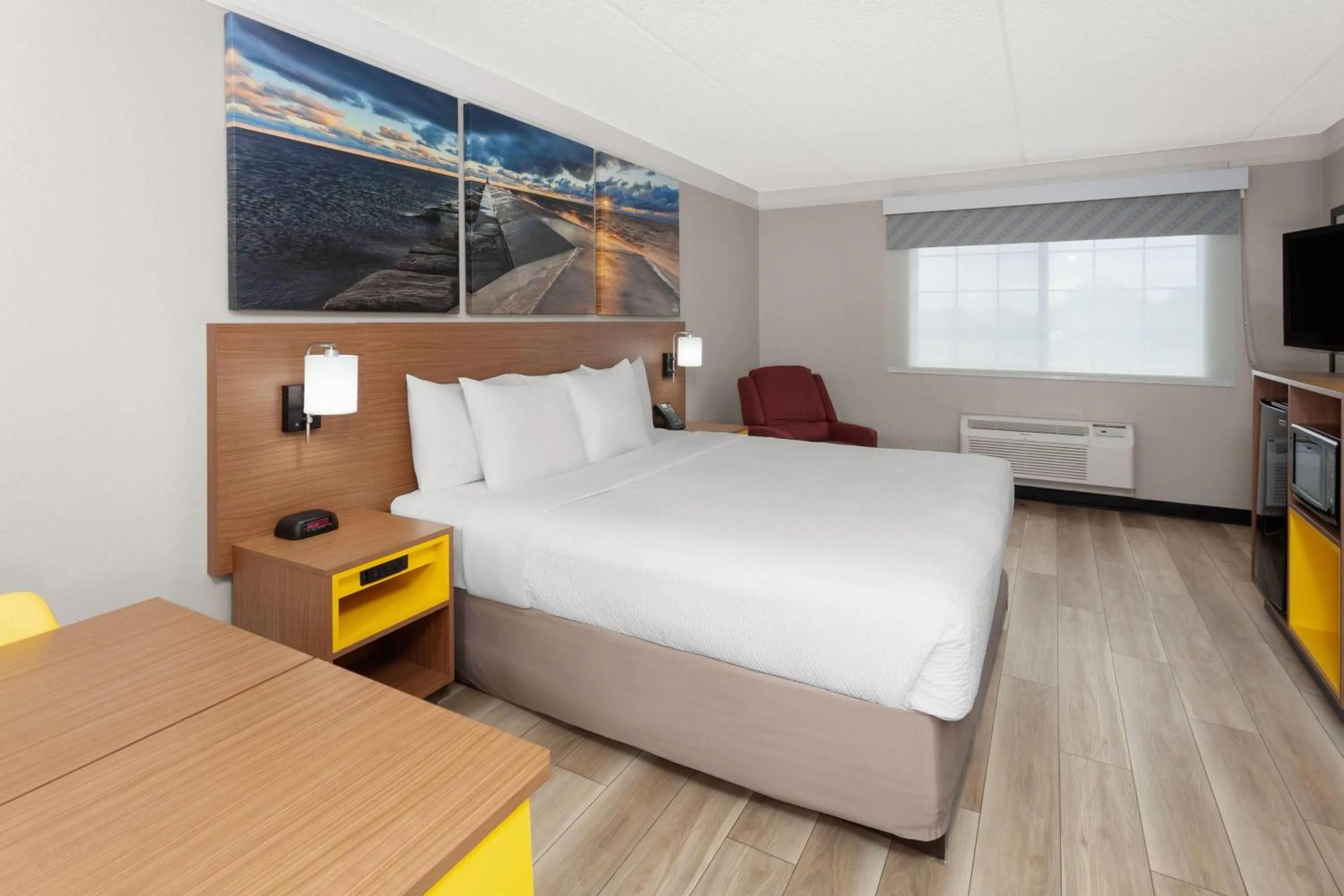 Deluxe King Room - Non-Smoking in Days Inn & Suites by Wyndham Arlington Heights