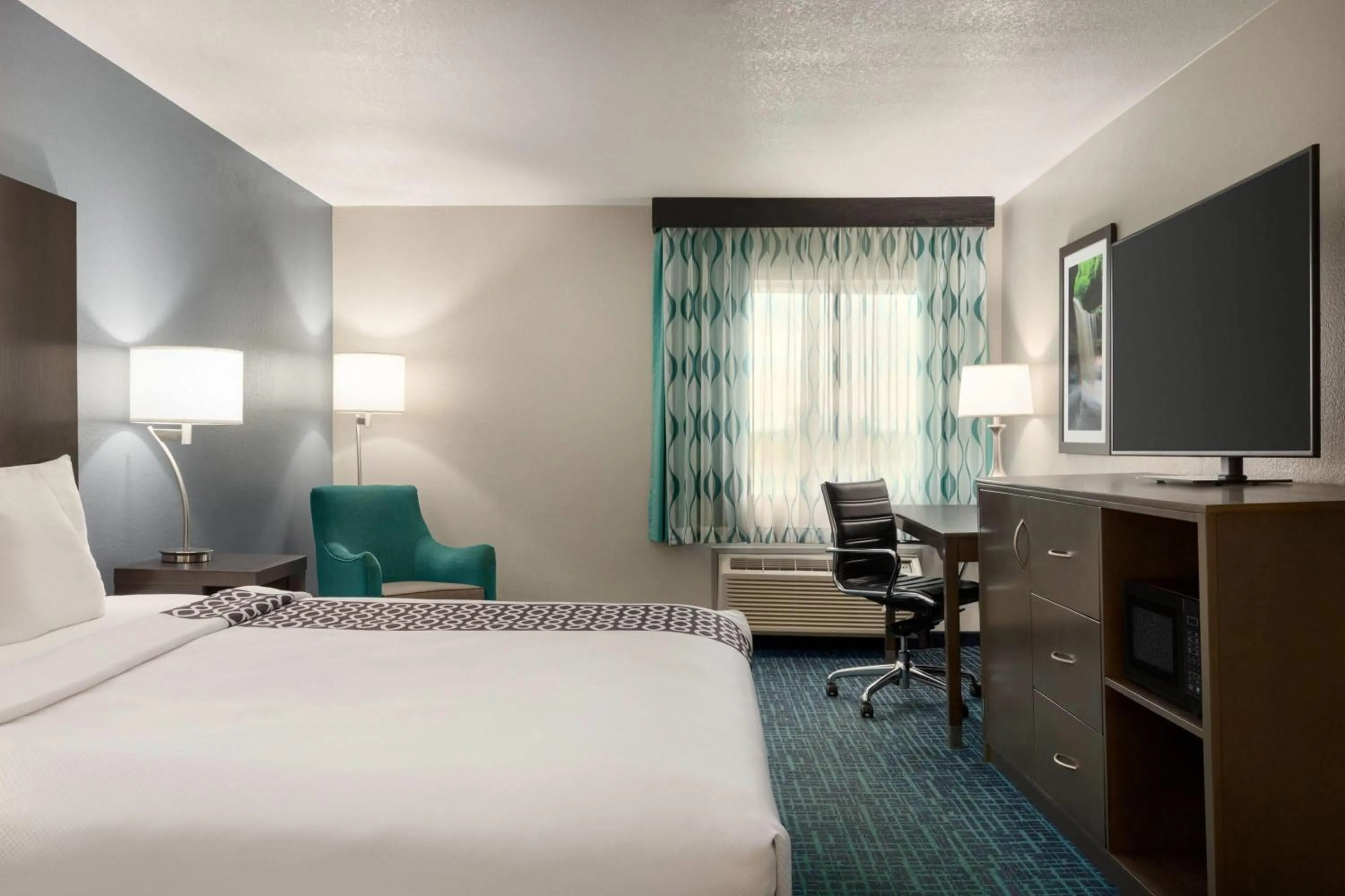 King Room - Non-Smoking in La Quinta Inn & Suites by Wyndham Peru Starved Rock St Park