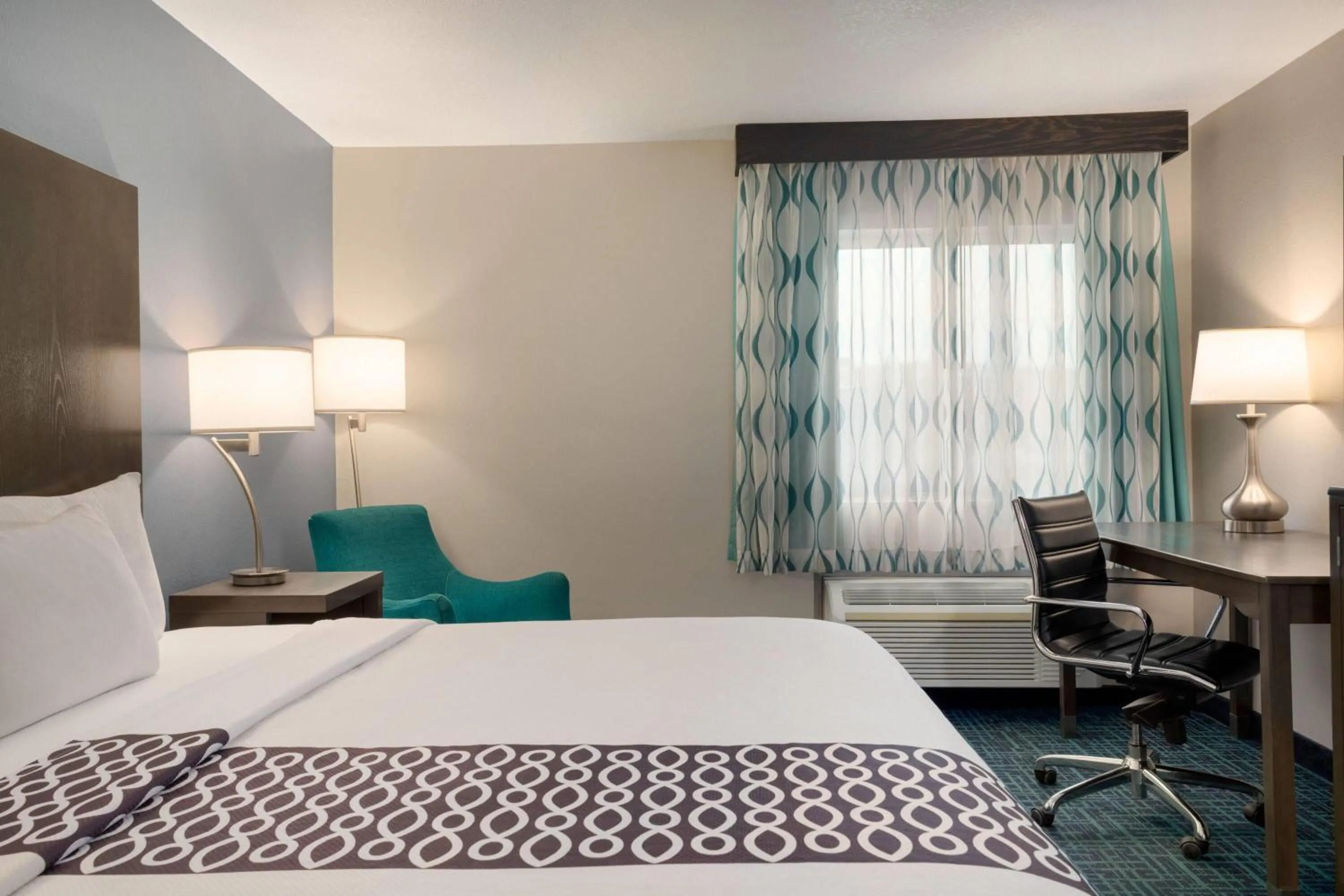 King Room - Mobility Accessible/Non-Smoking in La Quinta Inn & Suites by Wyndham Peru Starved Rock St Park