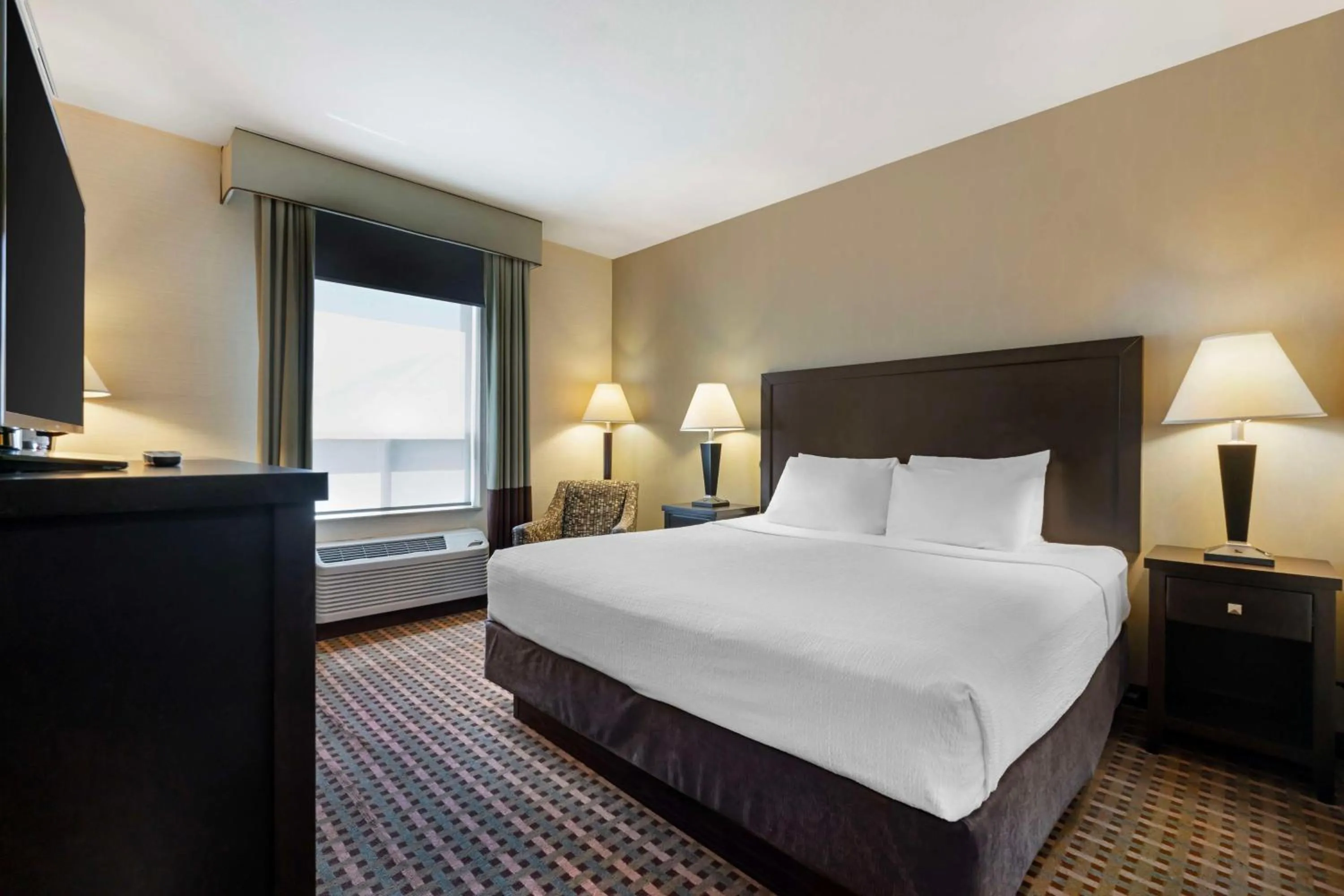 King Room with One King Bed - Non-Smoking in Best Western Pacific Inn