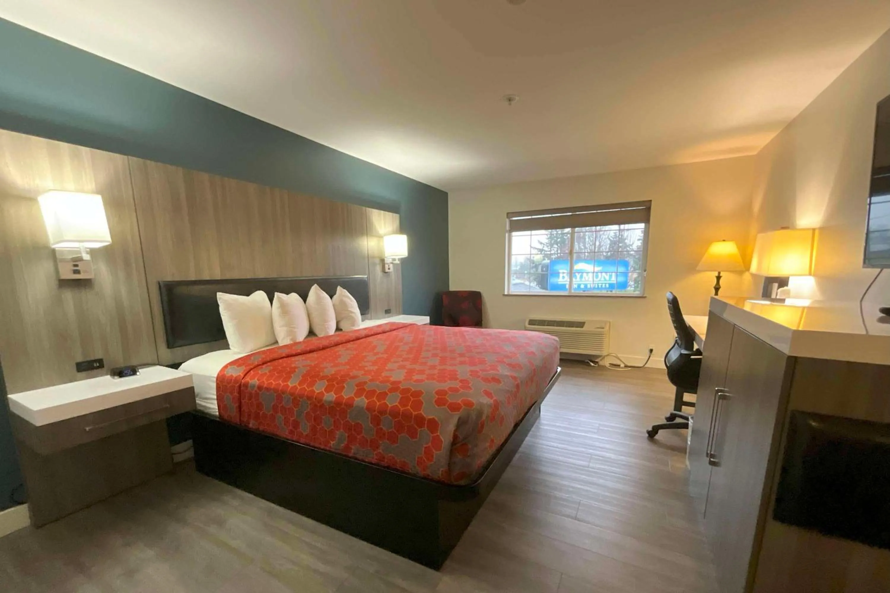 King Room with Jetted Tub - Non-Smoking in Baymont by Wyndham Kent - Seattle