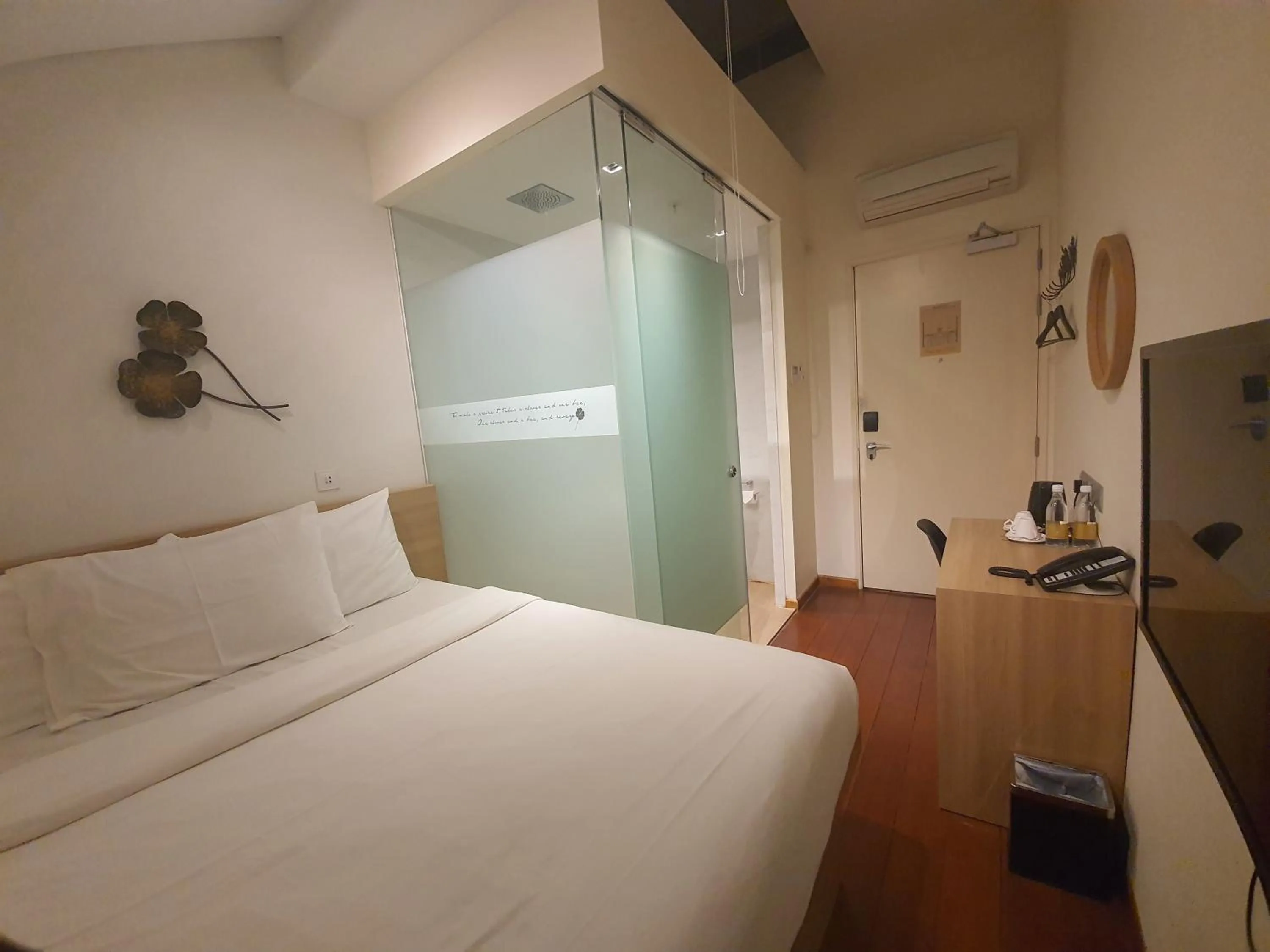 Superior Double Room (No Windows) in Hotel Clover 769 North Bridge Road