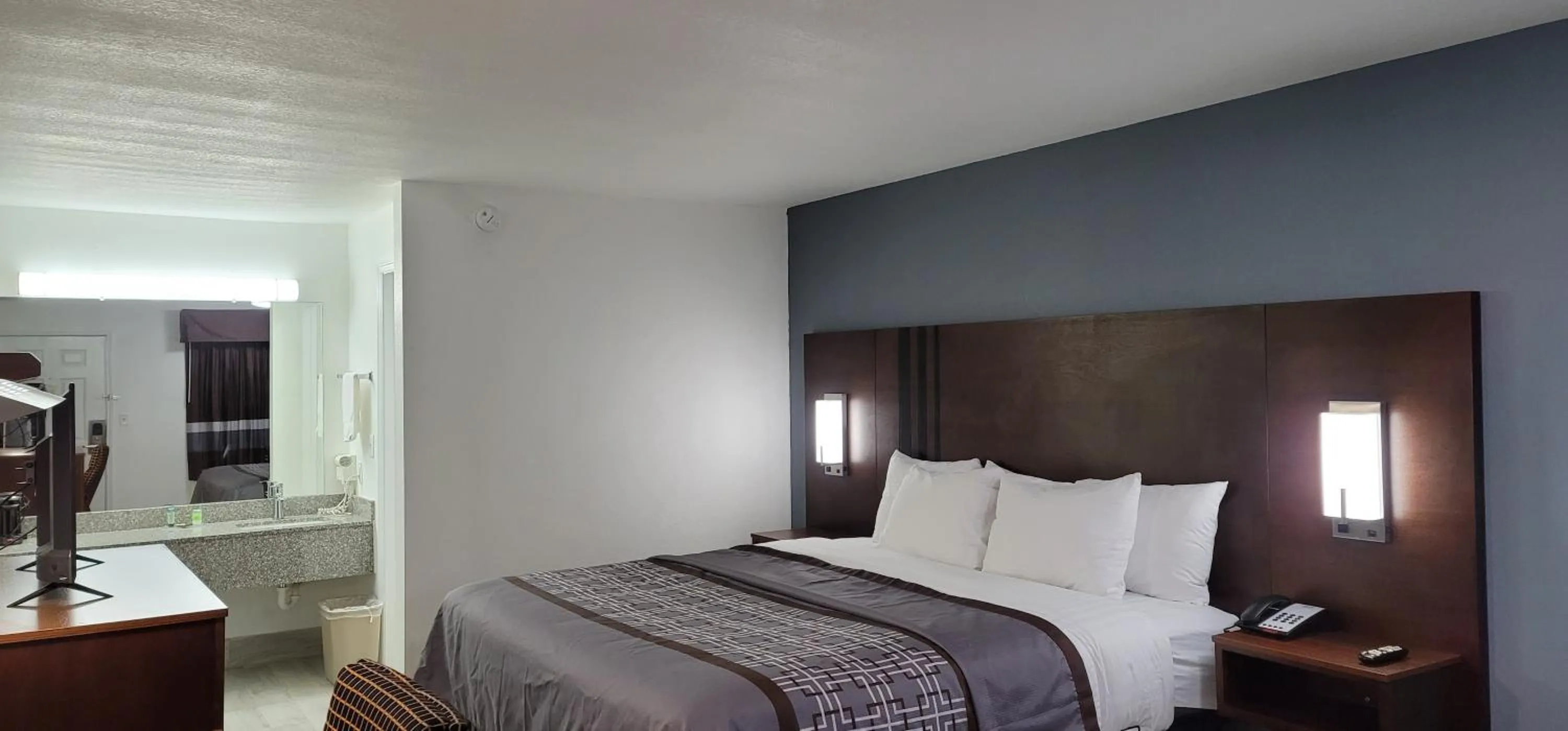 King Room with Roll-In Shower - Disability Access in Key West Inn - Boaz