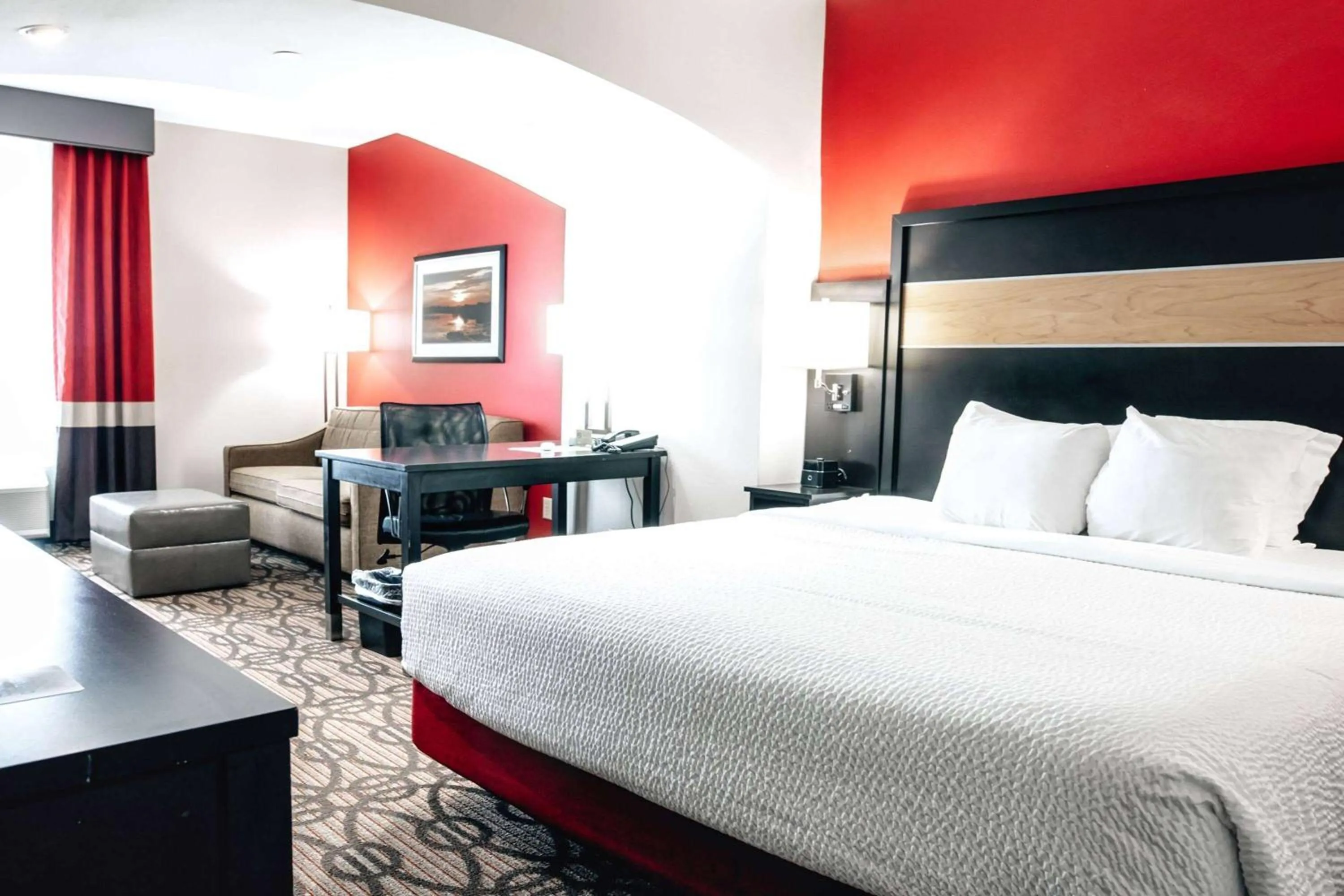 Deluxe King Room with Sofa Bed - Mobility and Hearing Access/Non-Smoking in La Quinta by Wyndham Starkville at MSU