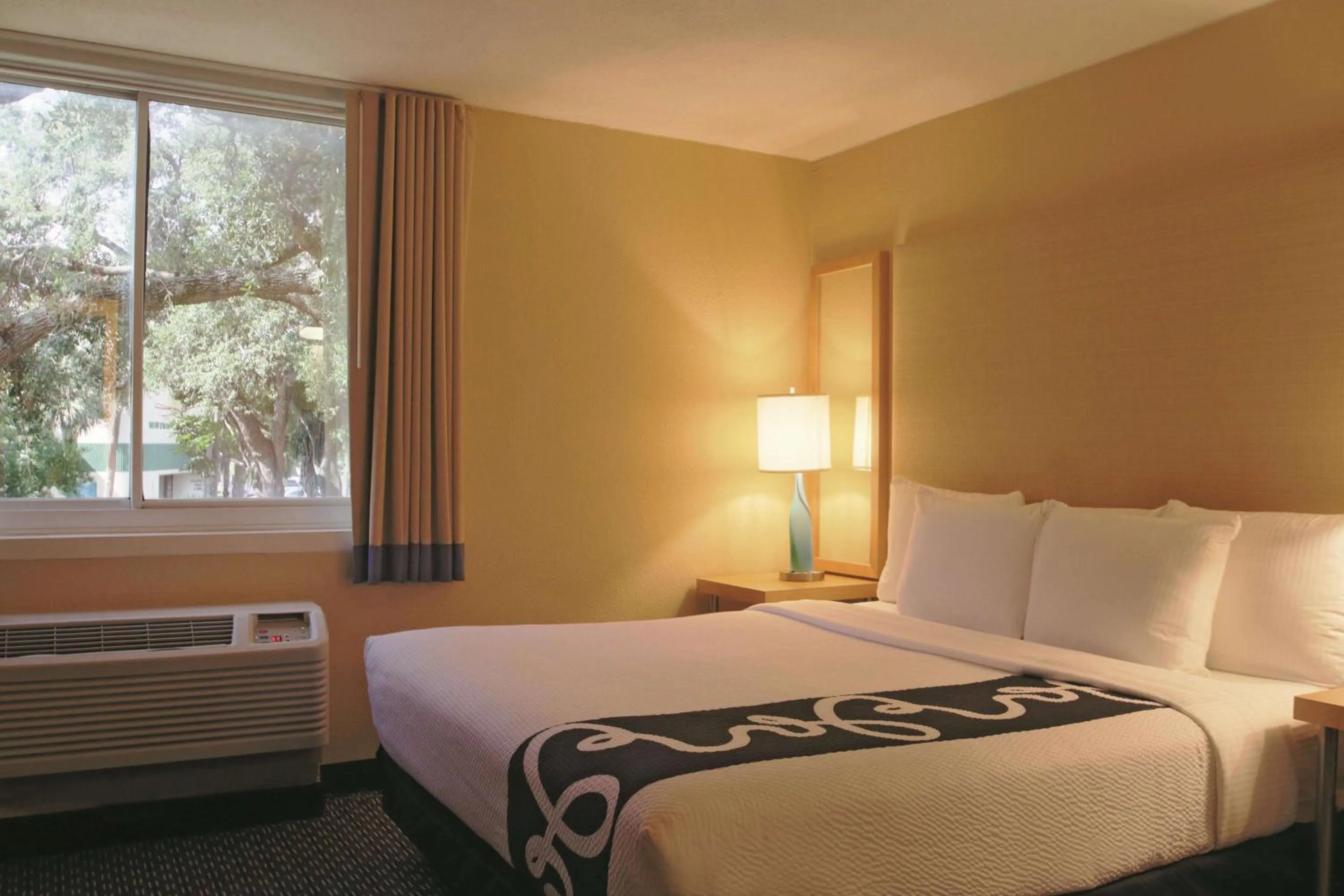 King Room - Non-Smoking in La Quinta I-95 Deerfield Beach - Next to The Home Depot & Behind The Wawa