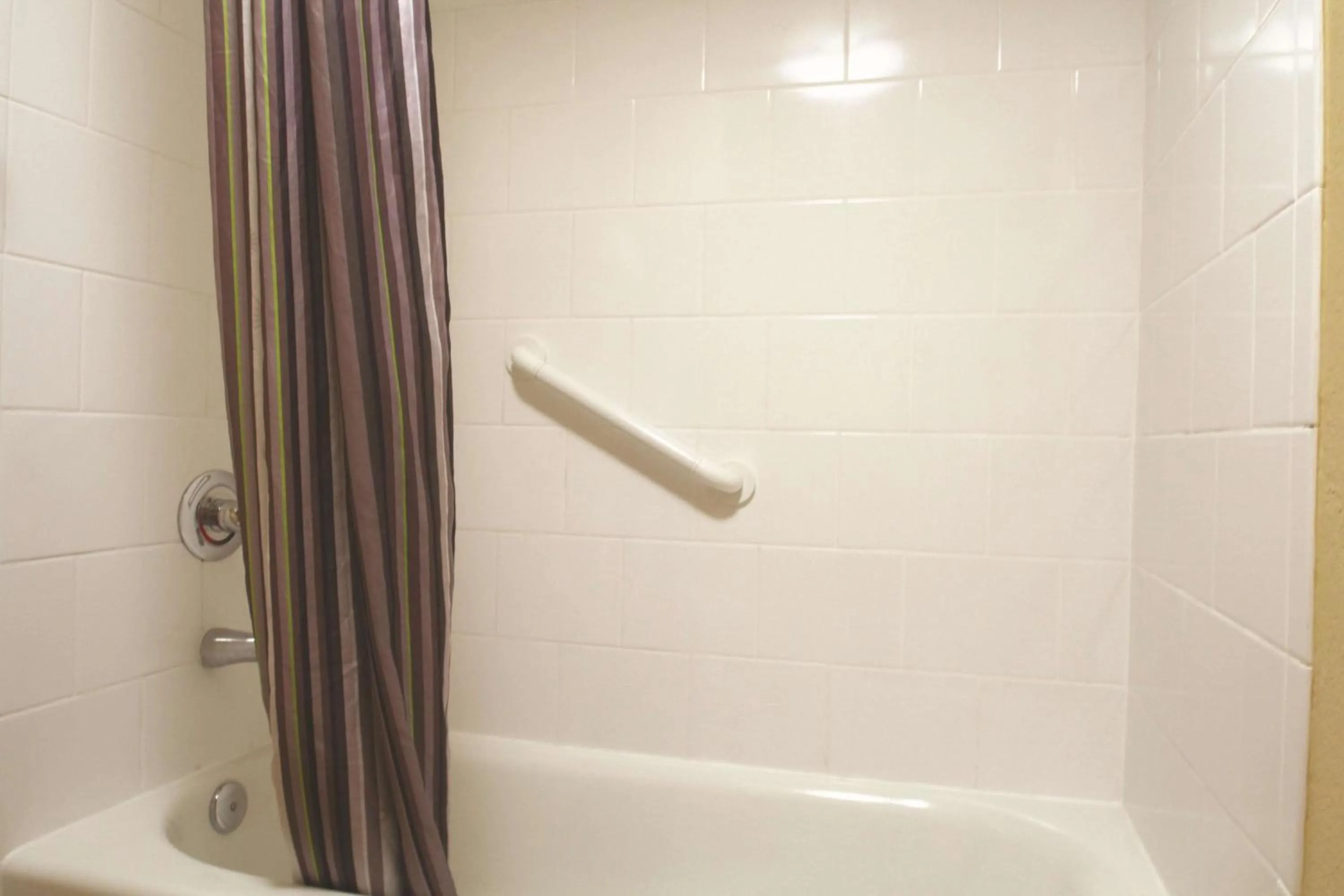 One -Bedroom King Suite, Non-Smoking in La Quinta I-95 Deerfield Beach - Next to The Home Depot & Behind The Wawa