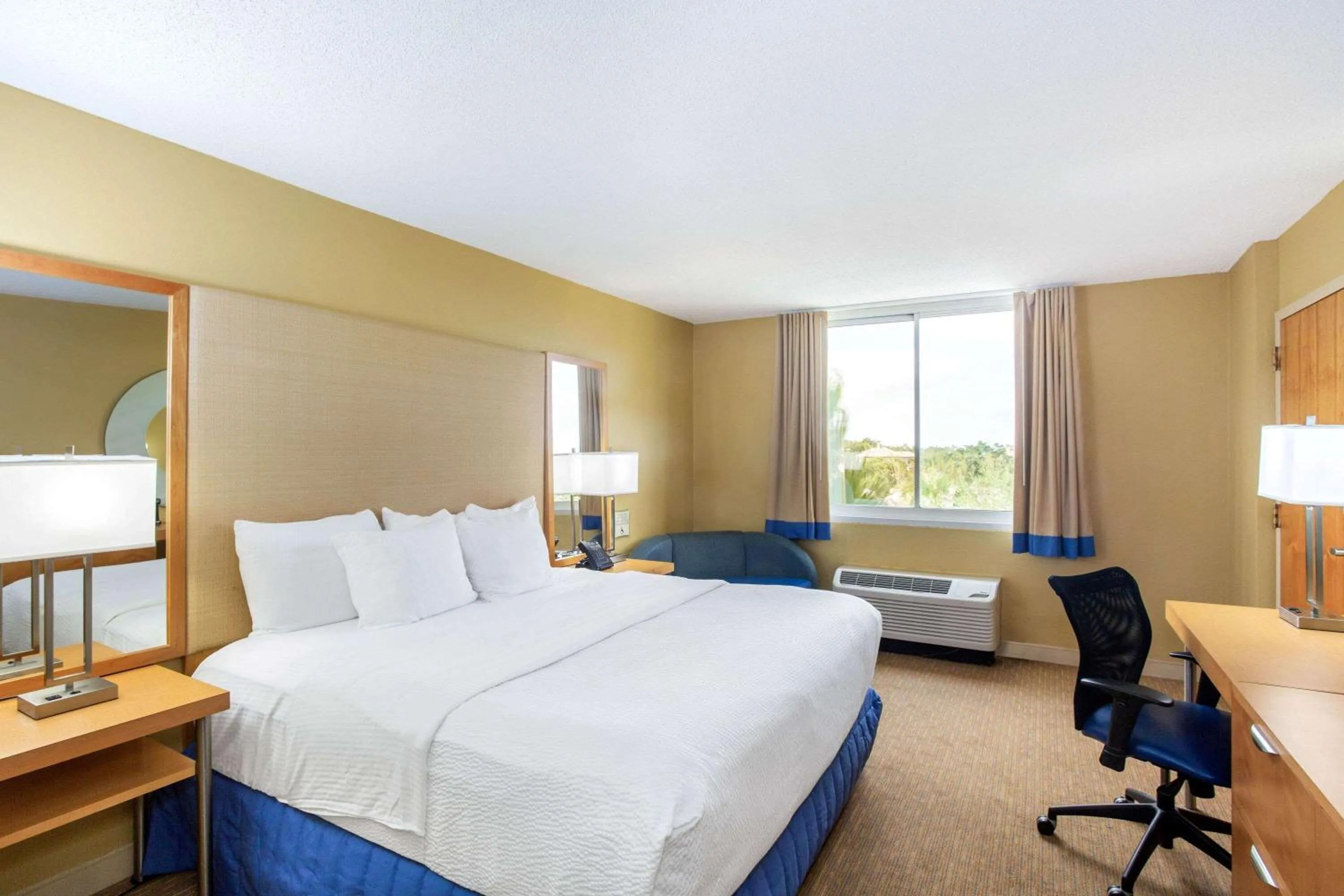 King Room with Bath Tub - Mobility/Hearing Accessible - Non-Smoking in La Quinta by Wyndham Sarasota Downtown