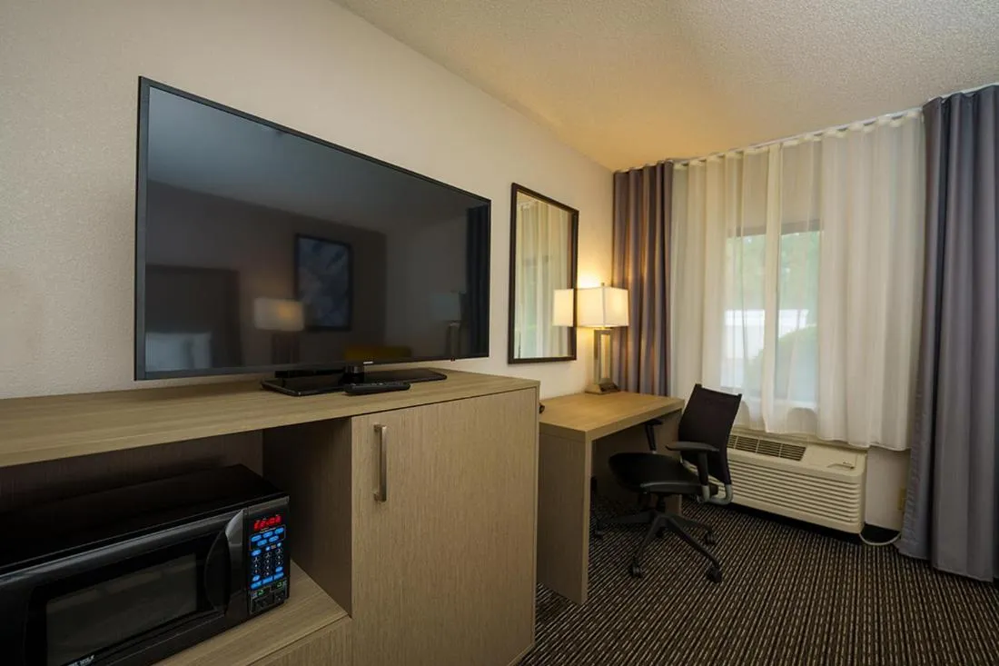 1 Queen Bed, Mobility Accessible Room, Non-Smoking  in Wingate by Wyndham Brunswick GA I-95