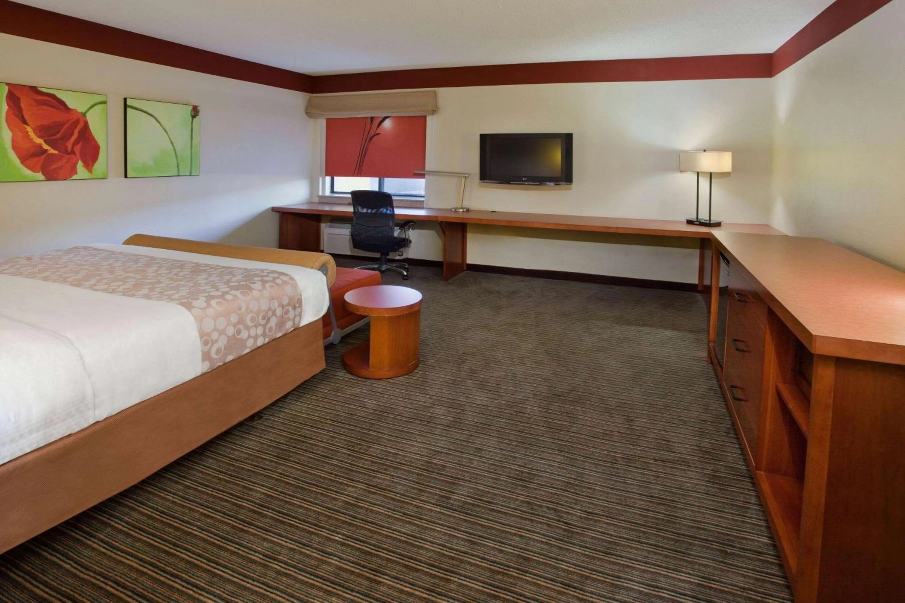 King Suite - Non-Smoking in Travelodge by Wyndham Columbus State University