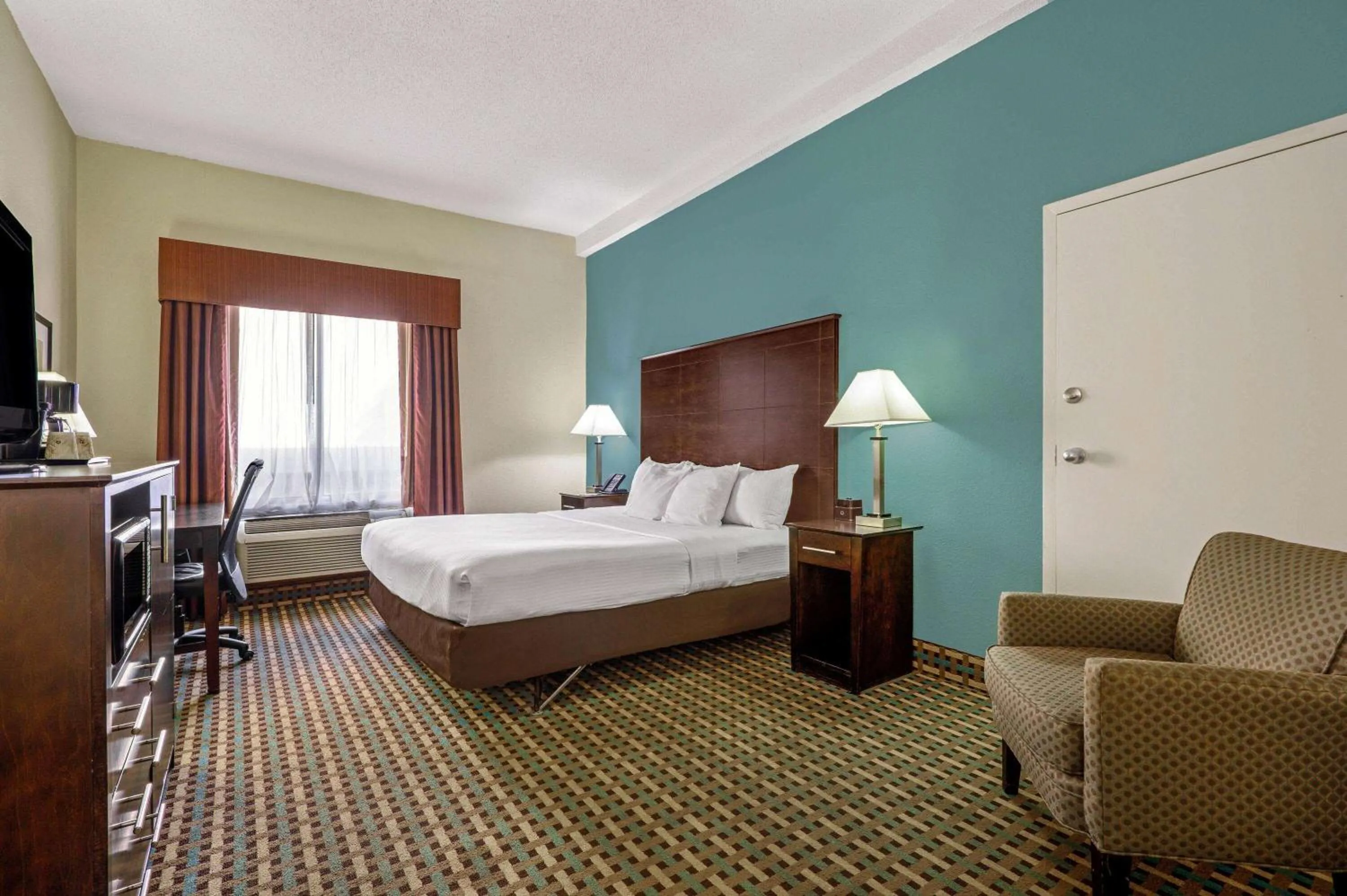 King Room - Mobility Access/Non-Smoking in La Quinta Inn by Wyndham Columbia SE Fort Jackson