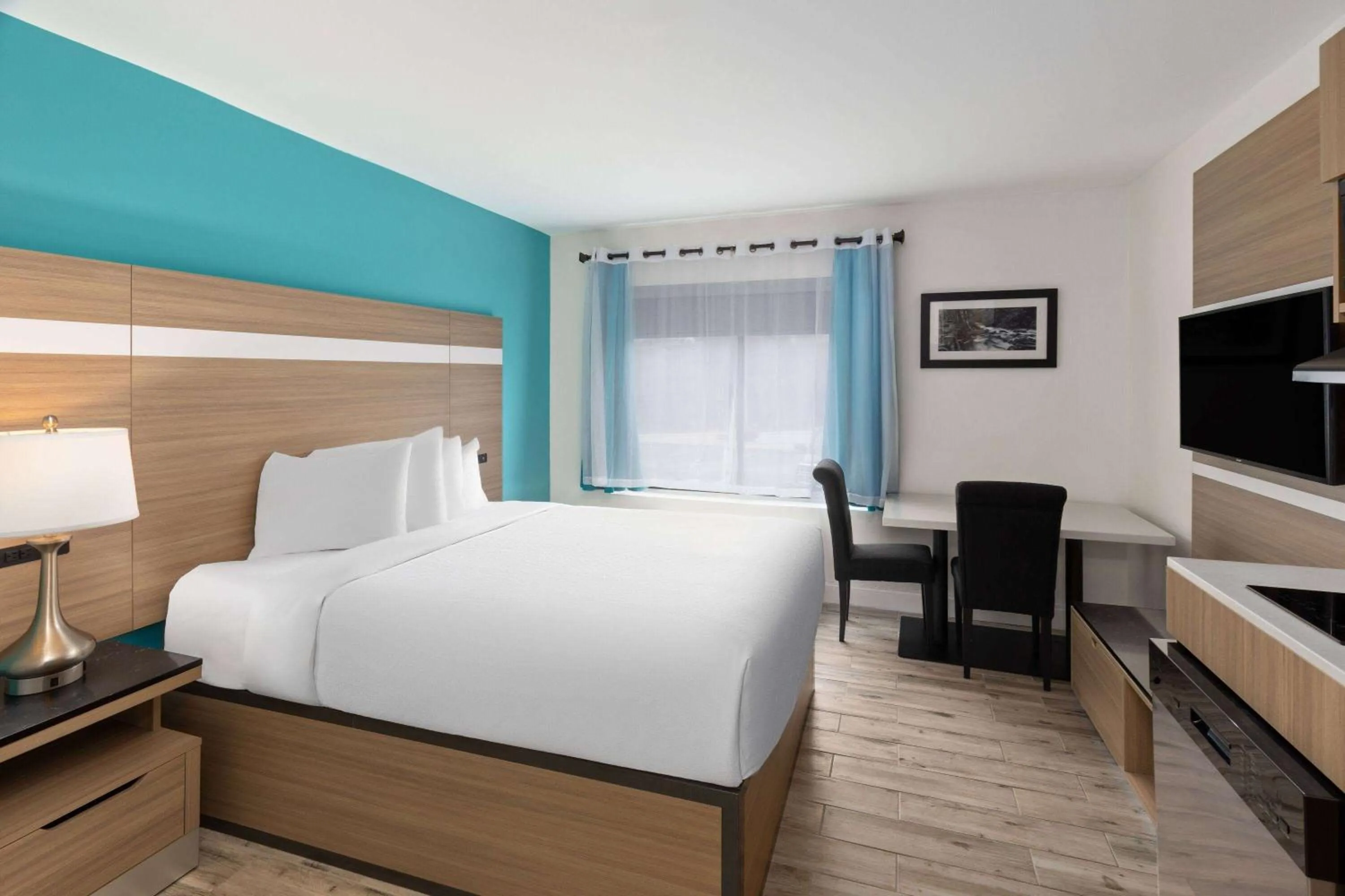 Queen Room with Kitchenette - Non-Smoking in La Quinta by Wyndham Sevierville / Kodak