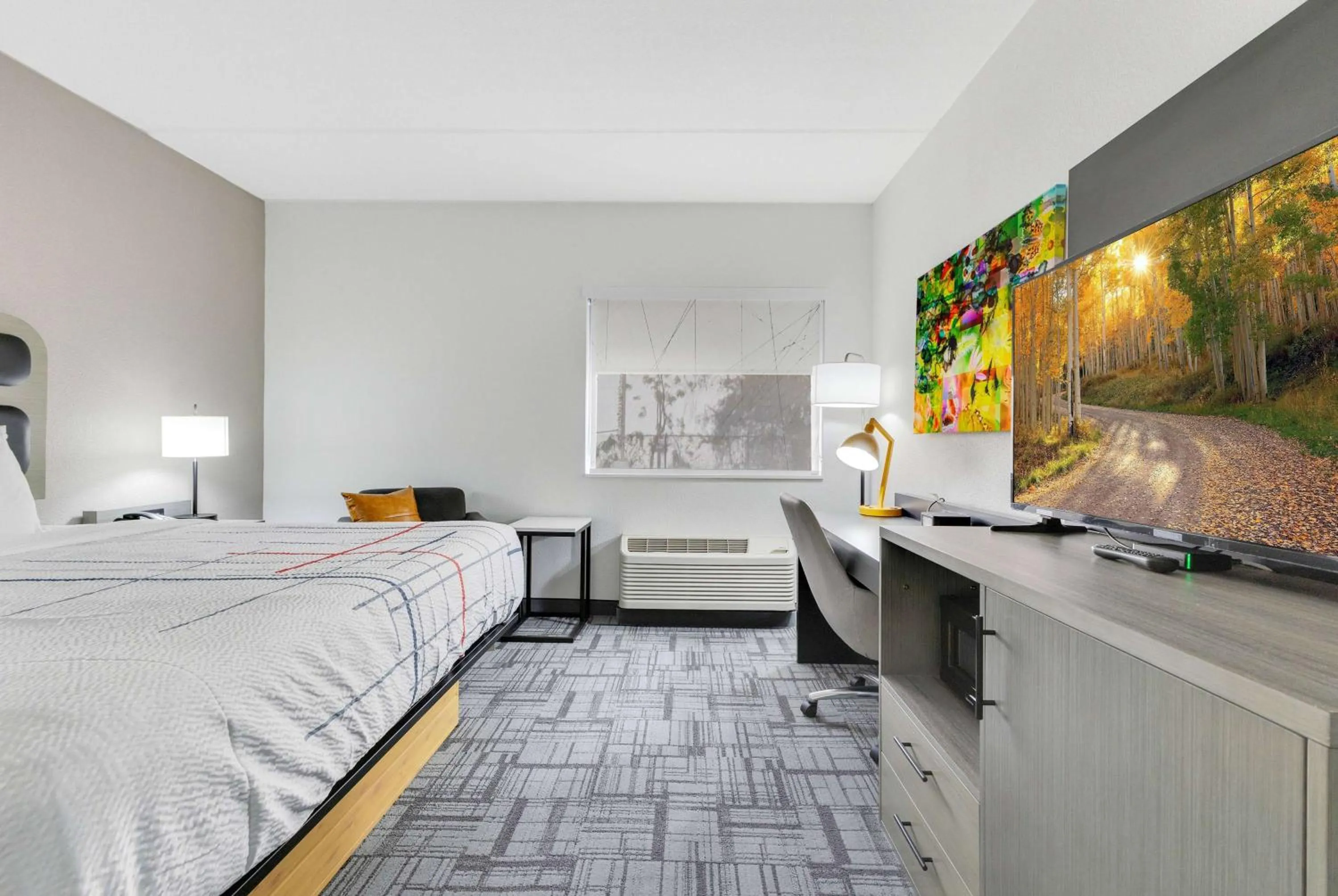 King Room with One King Bed and Shower - Non-Smoking in La Quinta Inn & Suites by Wyndham Jacksonville Mandarin