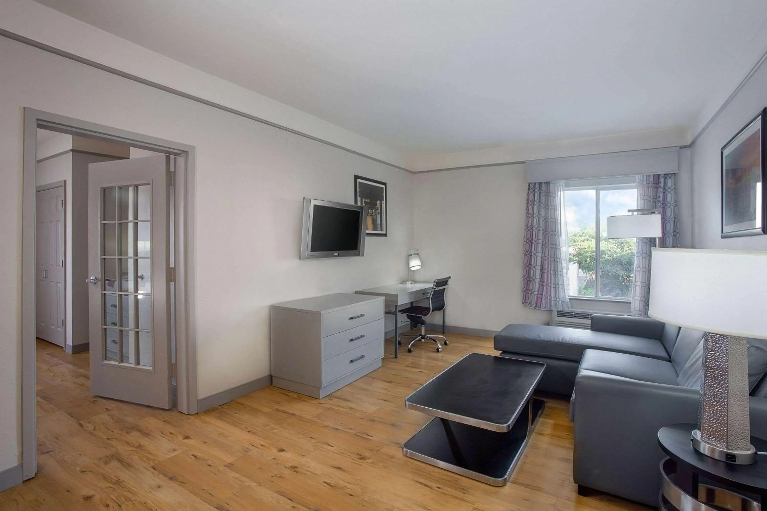 Deluxe King Suite in La Quinta by Wyndham Mobile - Daphne