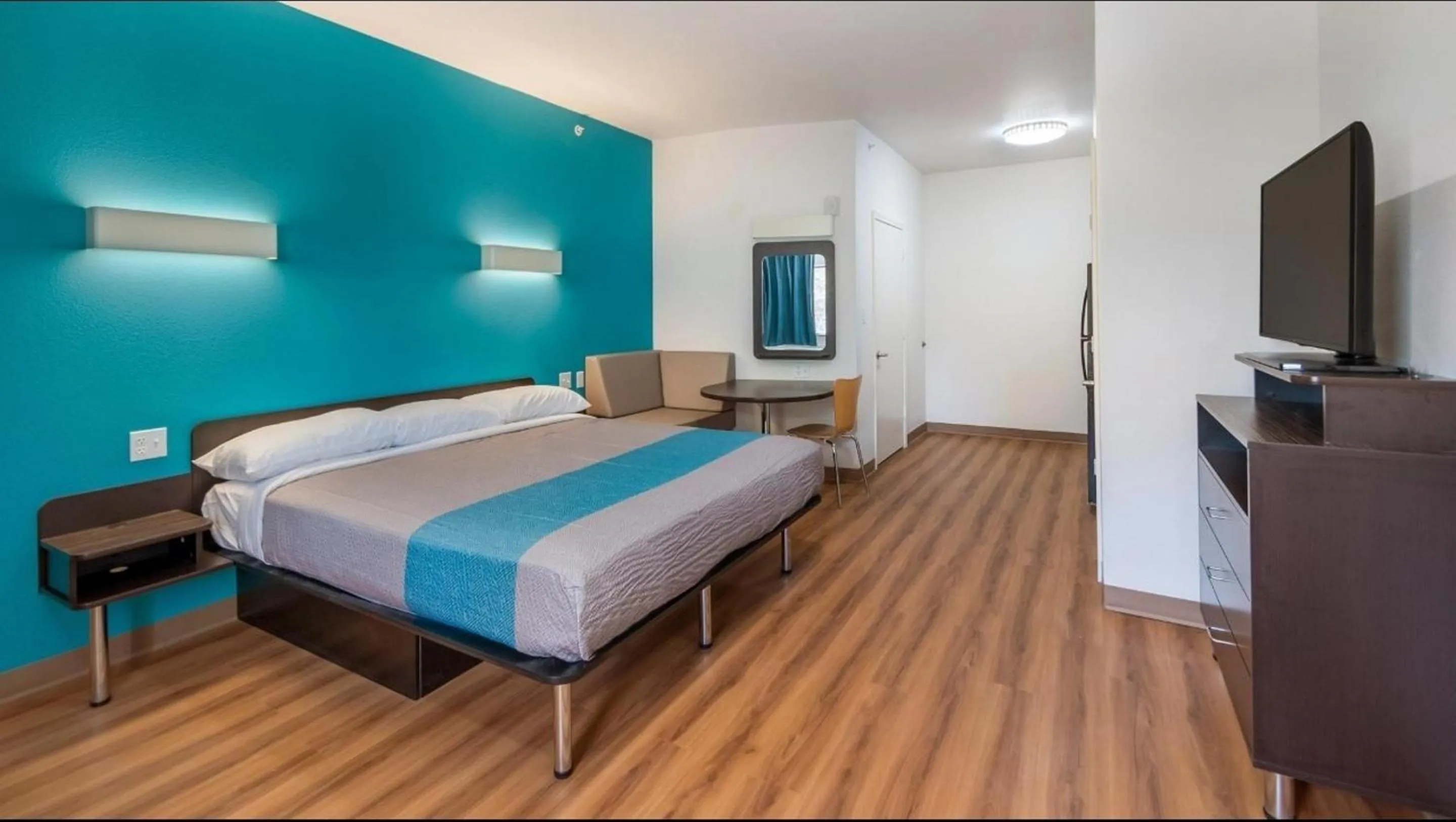 Deluxe King Suite - Smoking in Motel 6-Channelview, TX