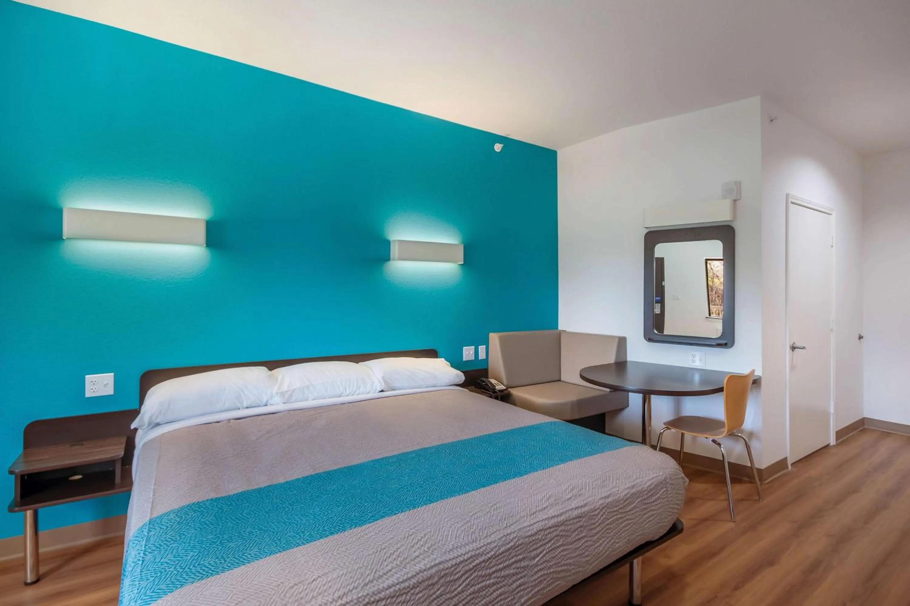 Deluxe King Room - Non-Smoking in Motel 6-Channelview, TX