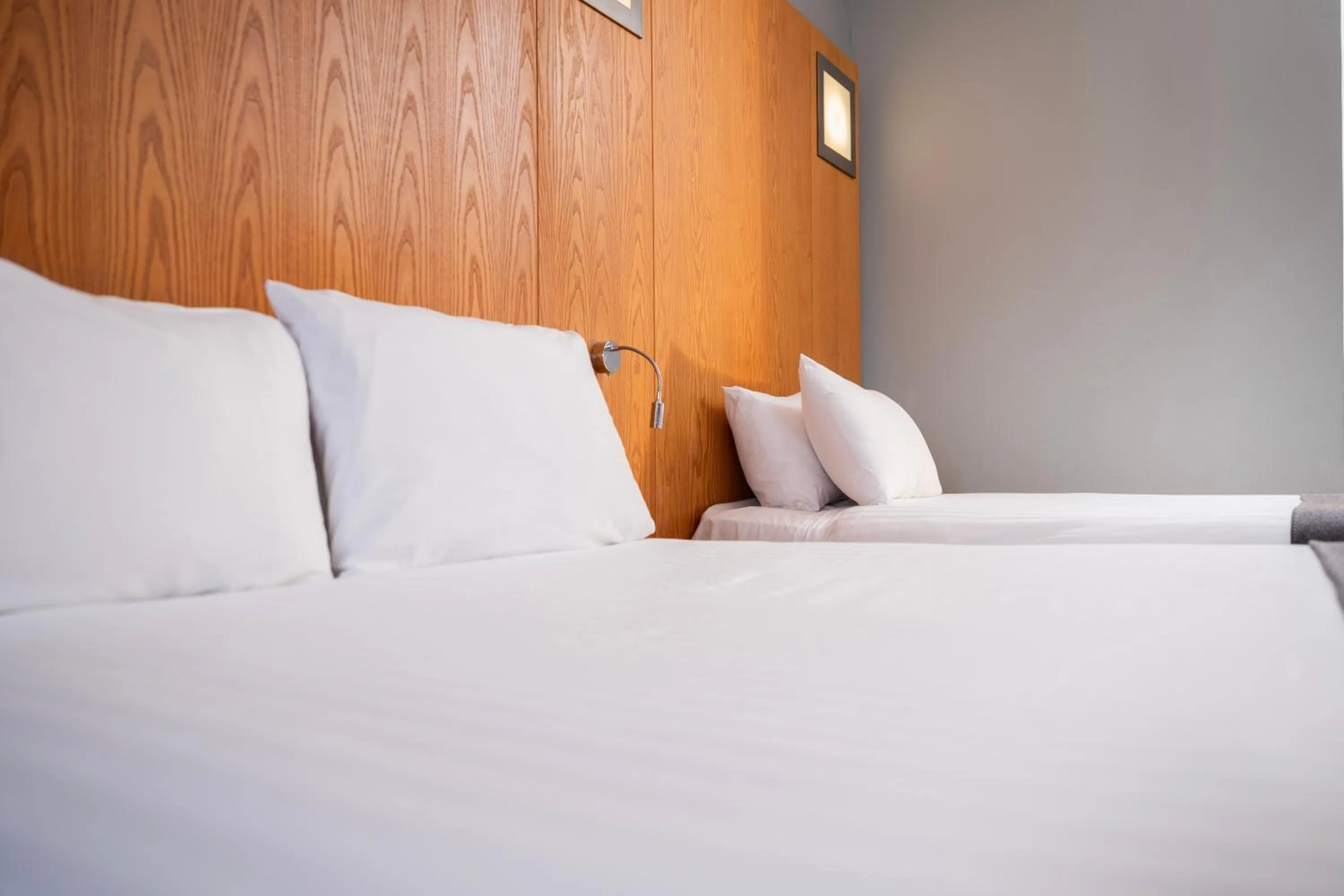 Standard Room with Three Single Beds in Ramada by Wyndham Belfast