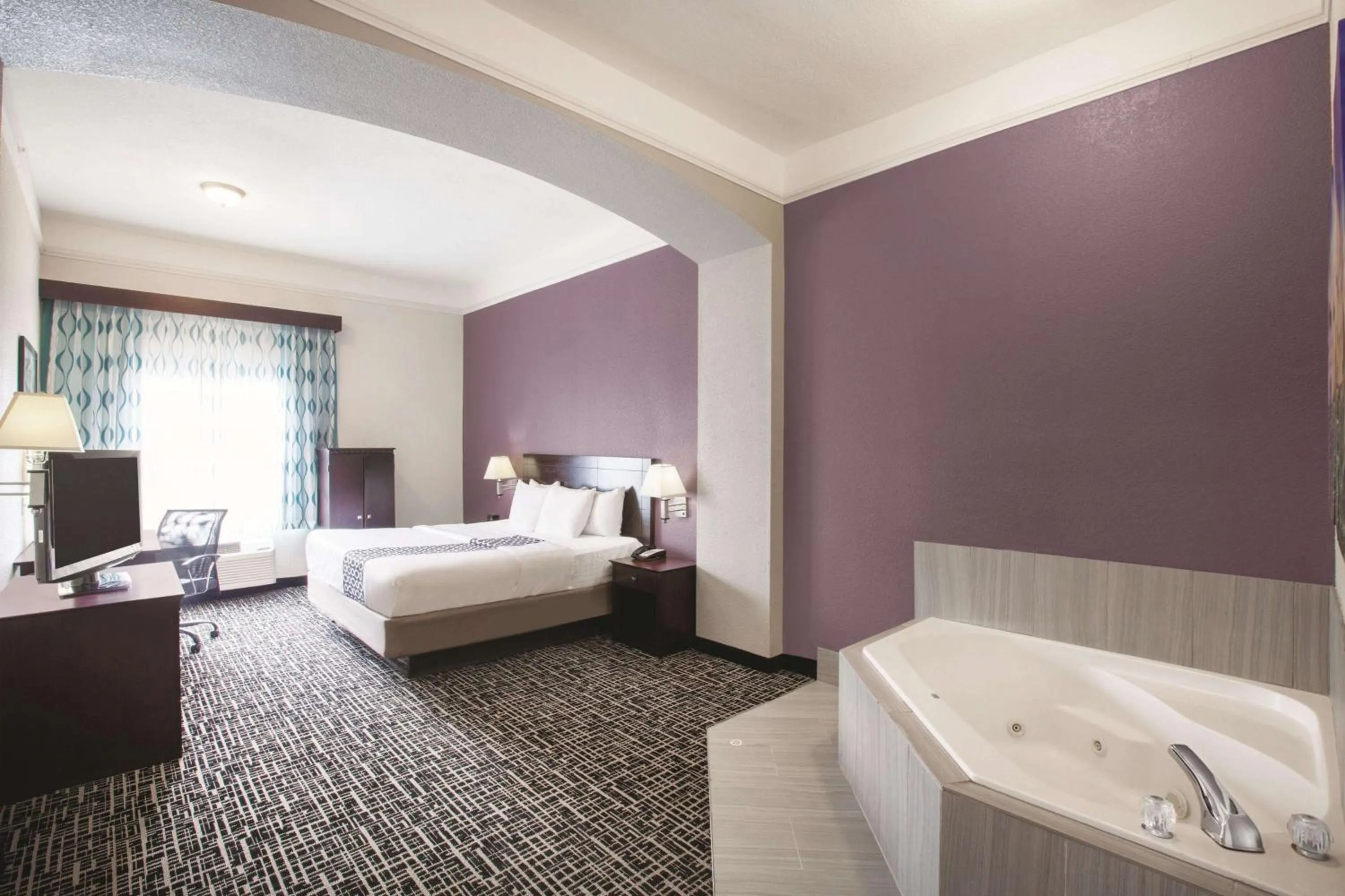 Deluxe King Room in La Quinta by Wyndham Mansfield TX