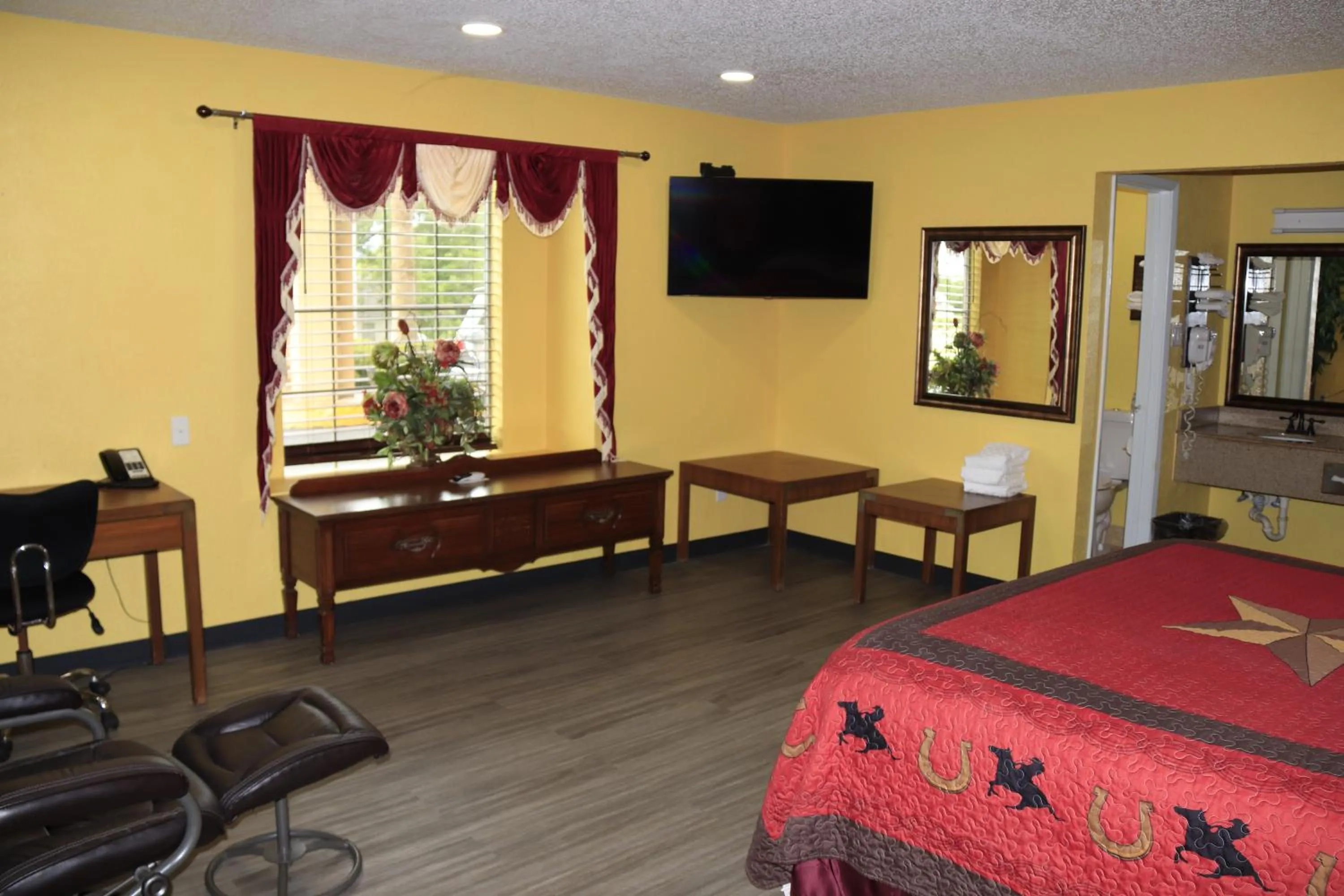 Deluxe King Suite - single occupancy in Chaparral Motel Hallettsville