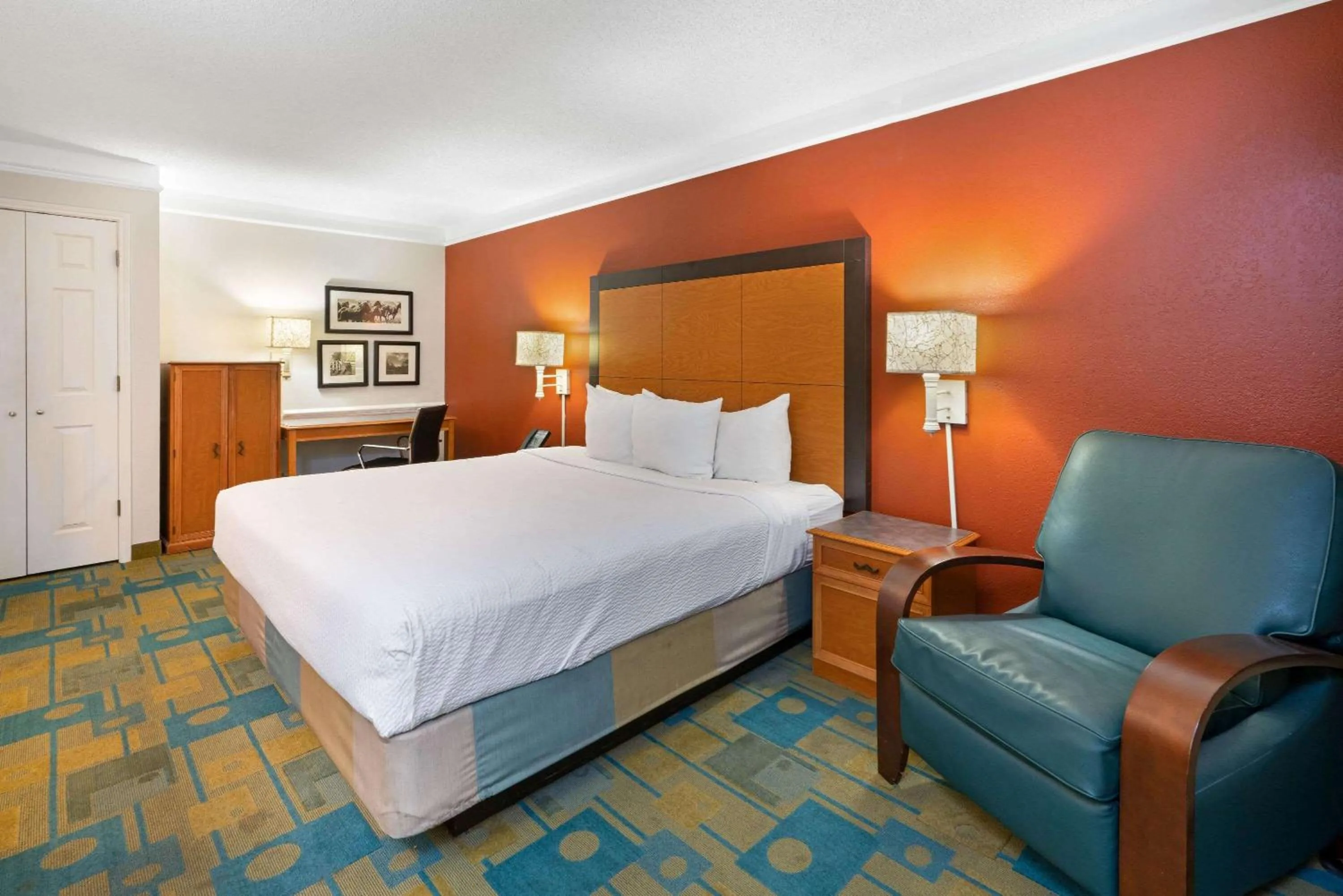 Deluxe King Room in La Quinta Inn by Wyndham Phoenix Sky Harbor Airport