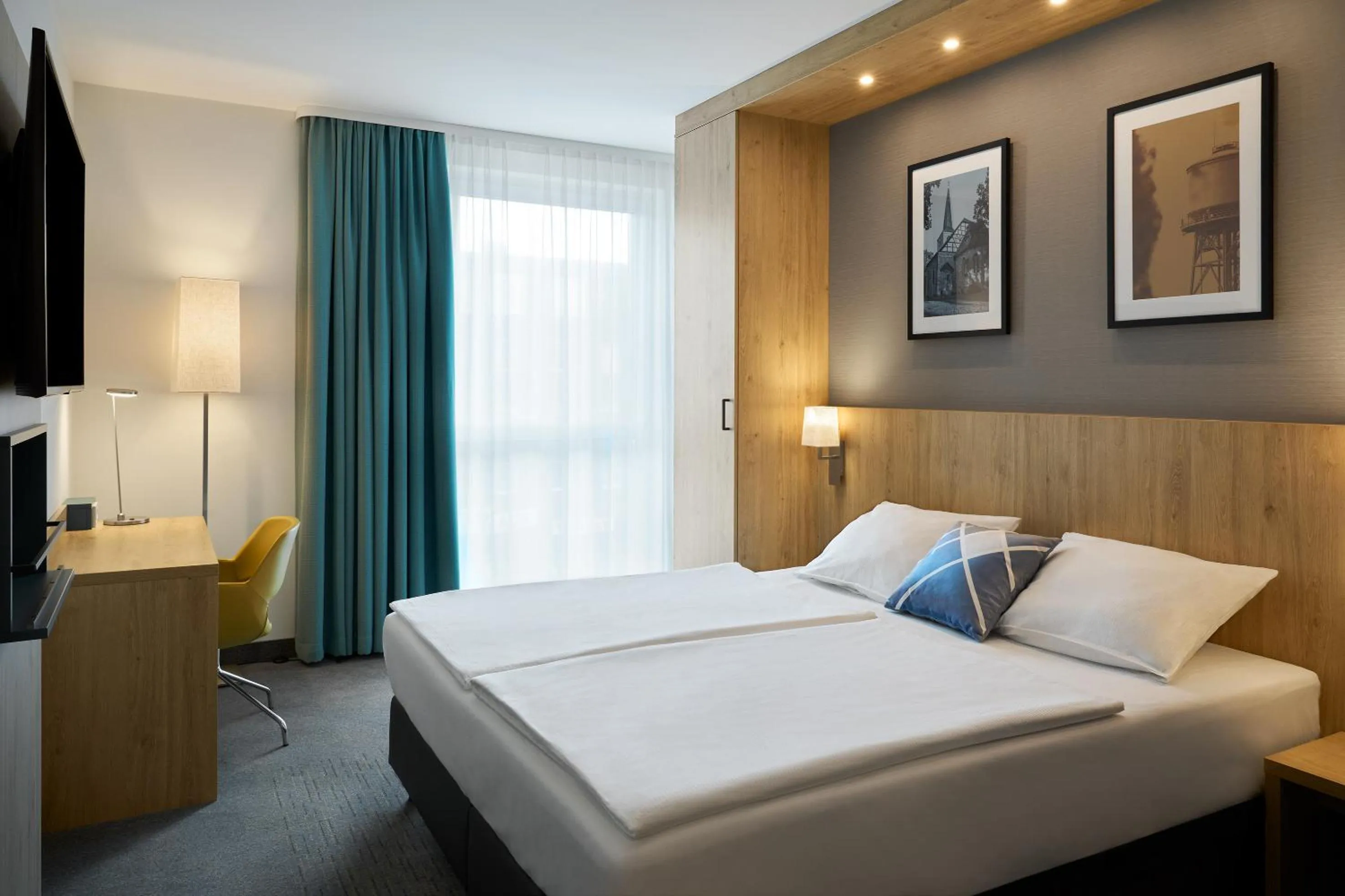 Quiet Standard King Room with Courtyard View in Four Points Flex by Sheraton Bochum