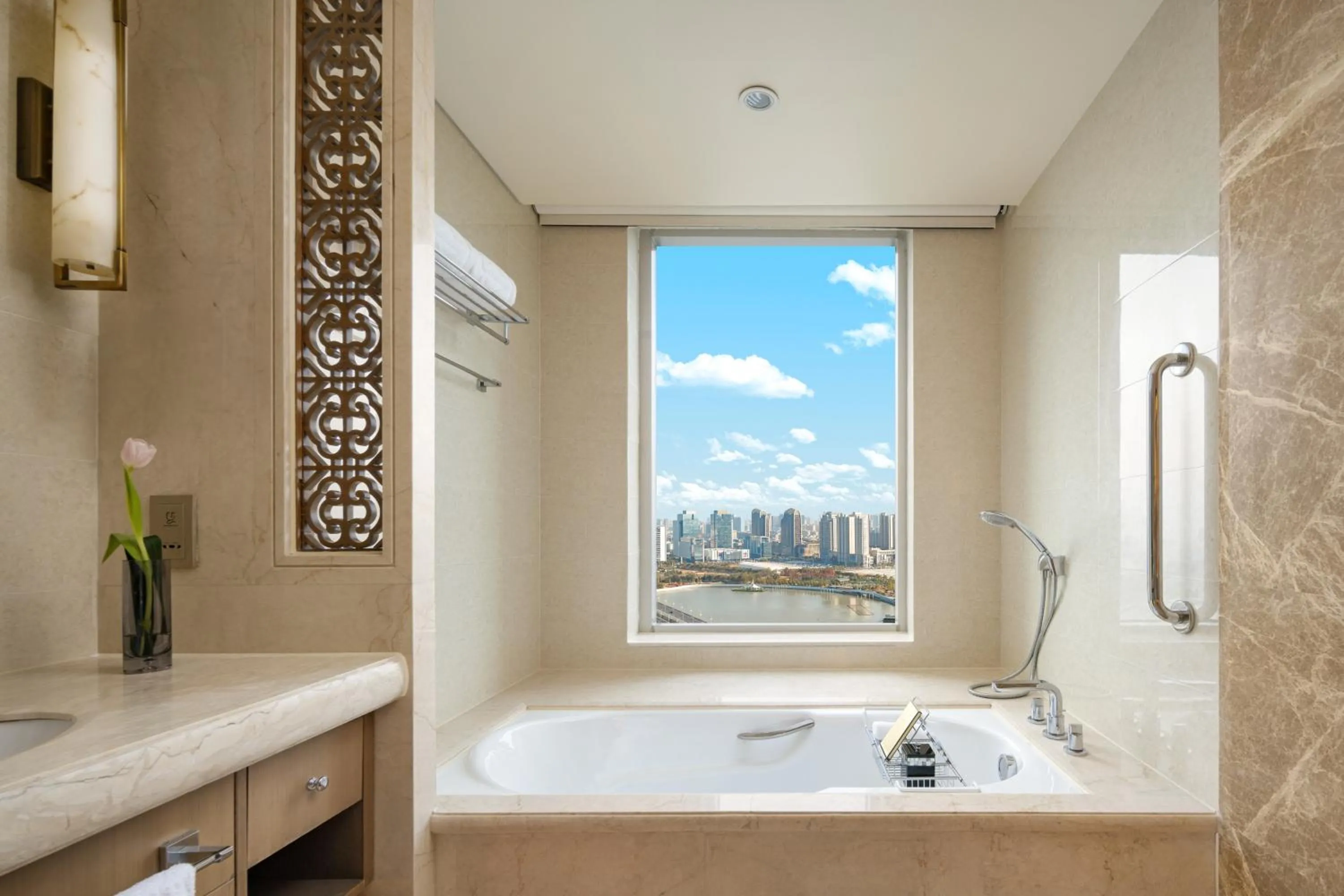 Horizon Club King Room With Lake View in Shangri-La Yangzhou