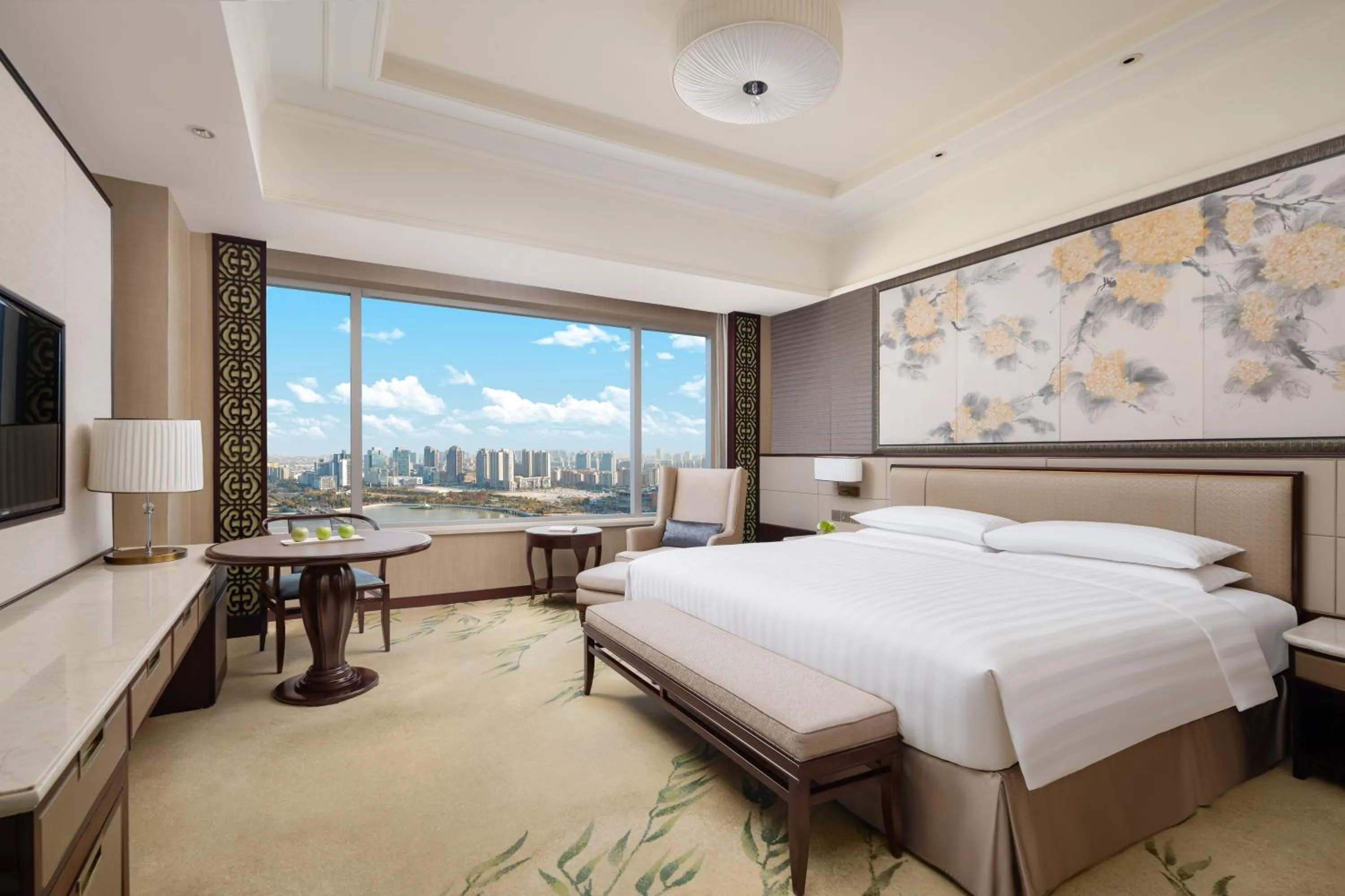 Deluxe King Room with Lake View in Shangri-La Yangzhou