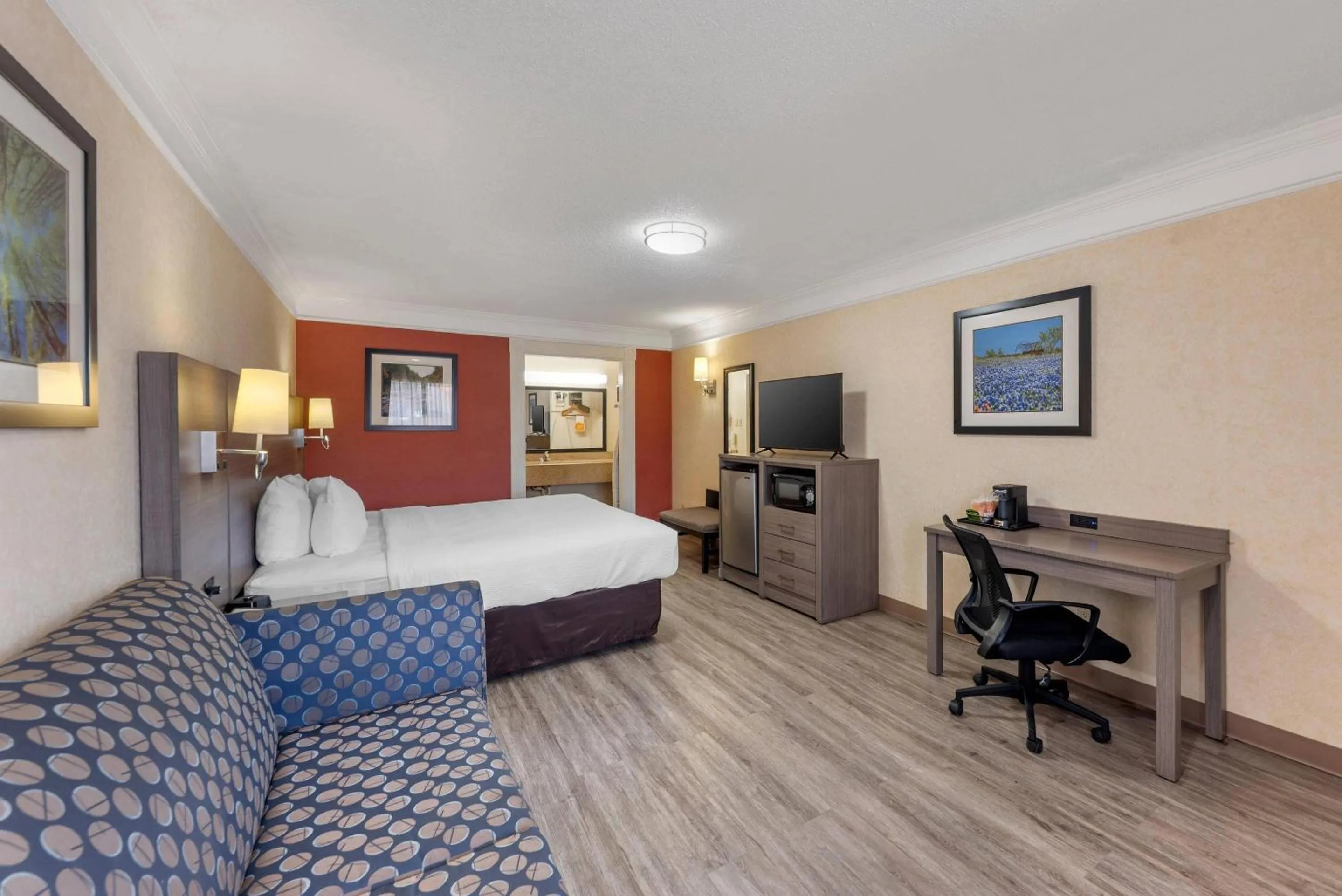King Suite - Non-Smoking in Quality Inn Near Lake Marble Falls