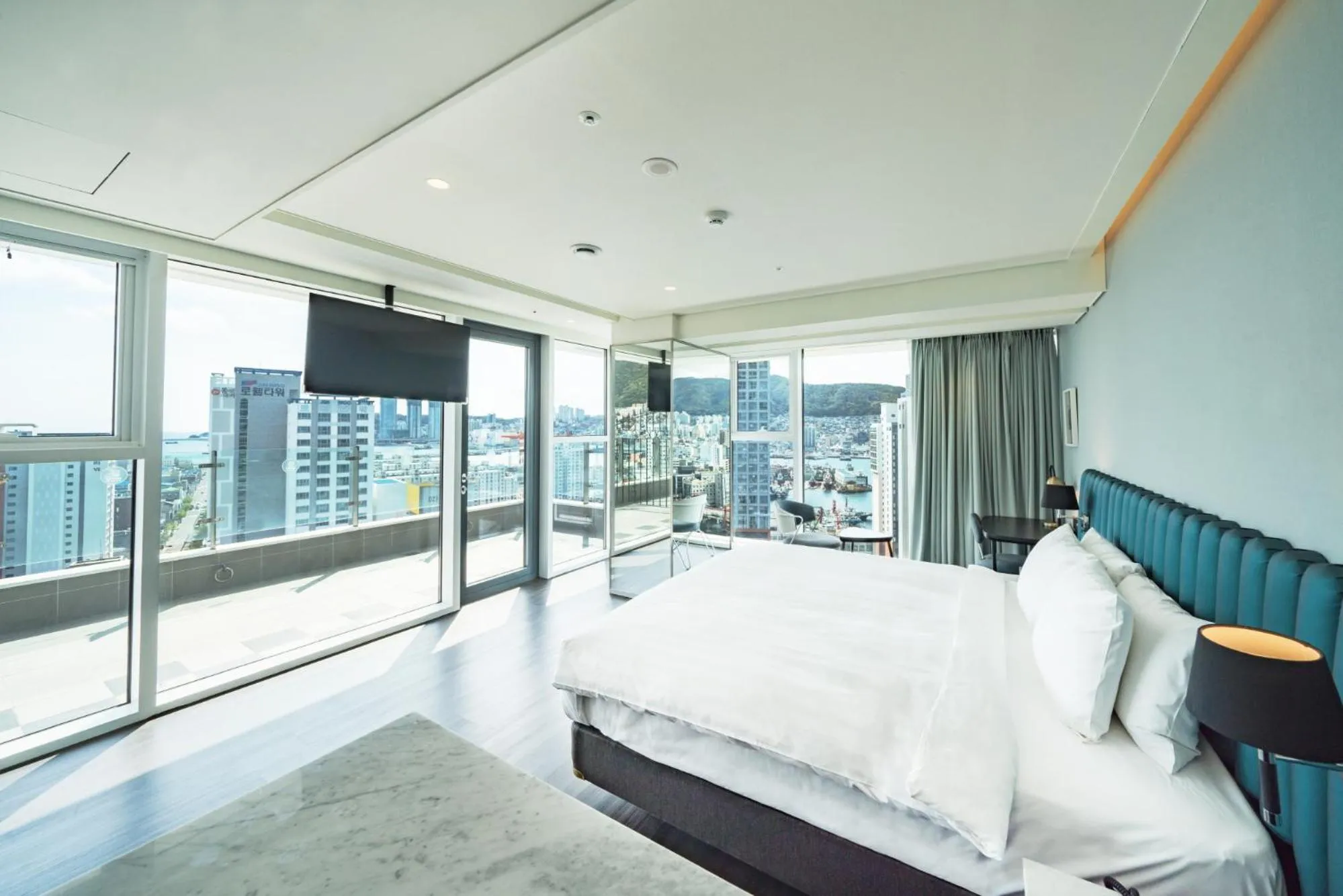 Corner Double Room with City view in Lavalse Hotel