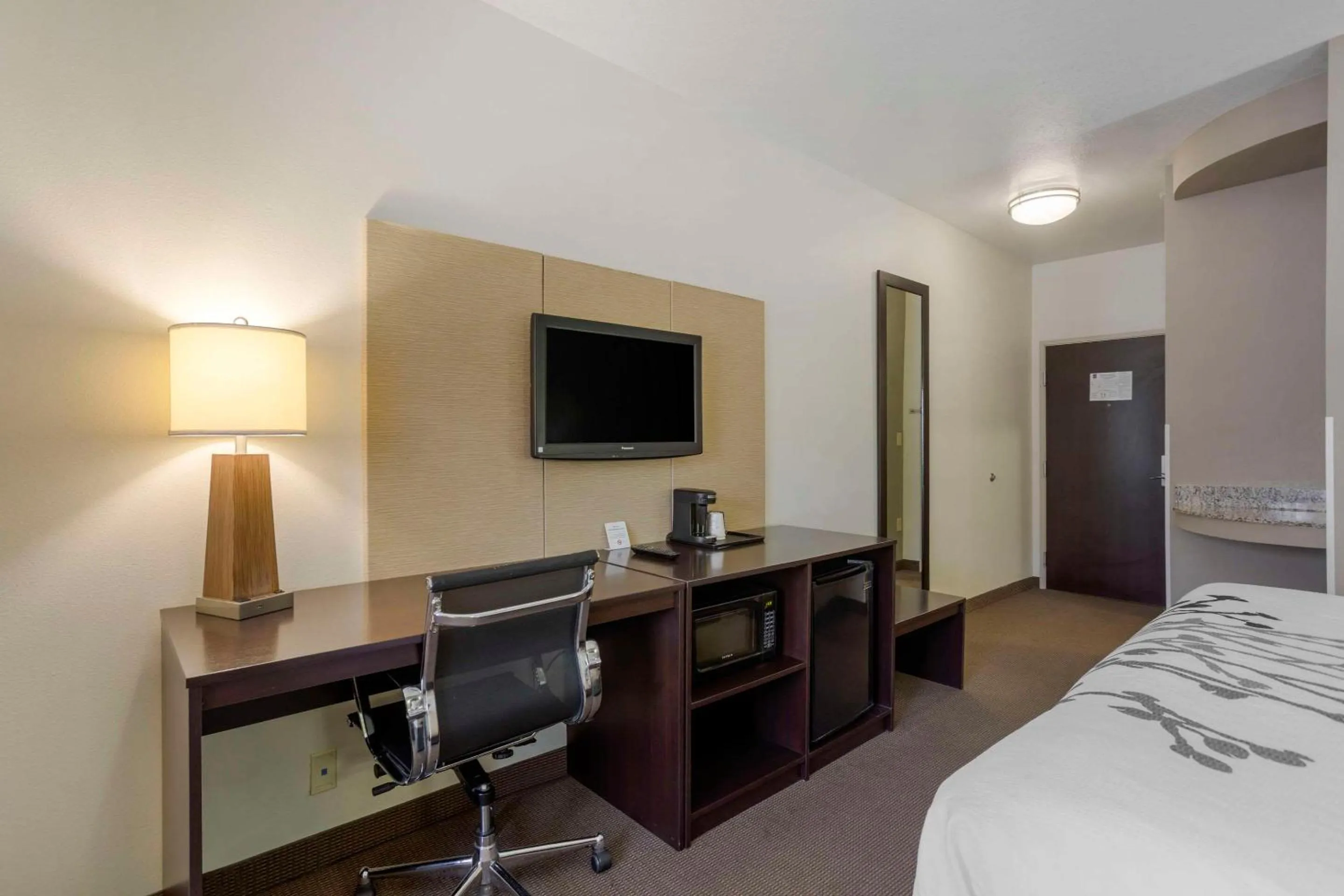 King Suite - Non-Smoking in Sleep Inn & Suites Cave City