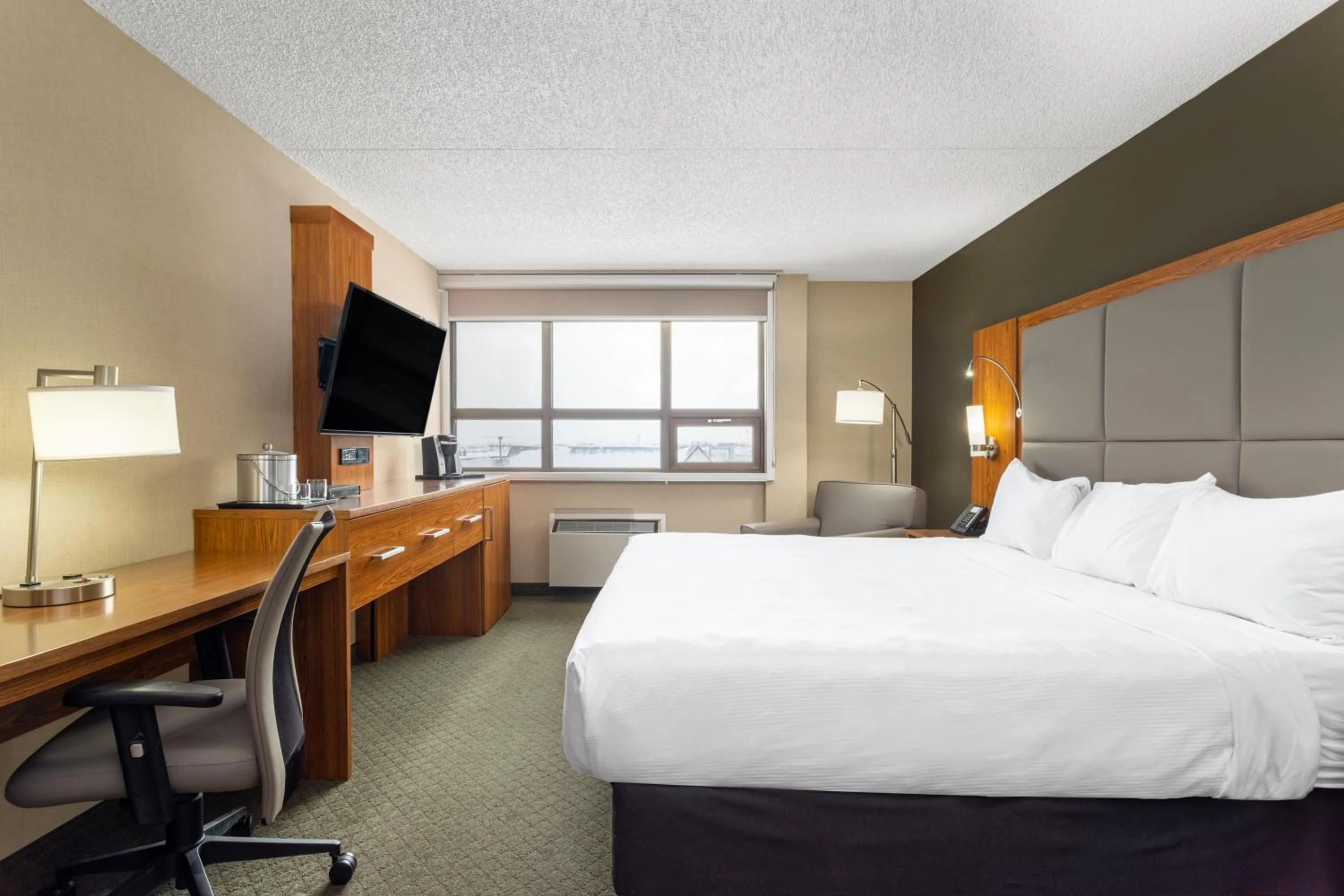 1 King, Mobility Accessible Room, Bathtub w/ Grab Bars, Non-Smoking in Ramada by Wyndham Northern Grand Hotel & Conference Centre