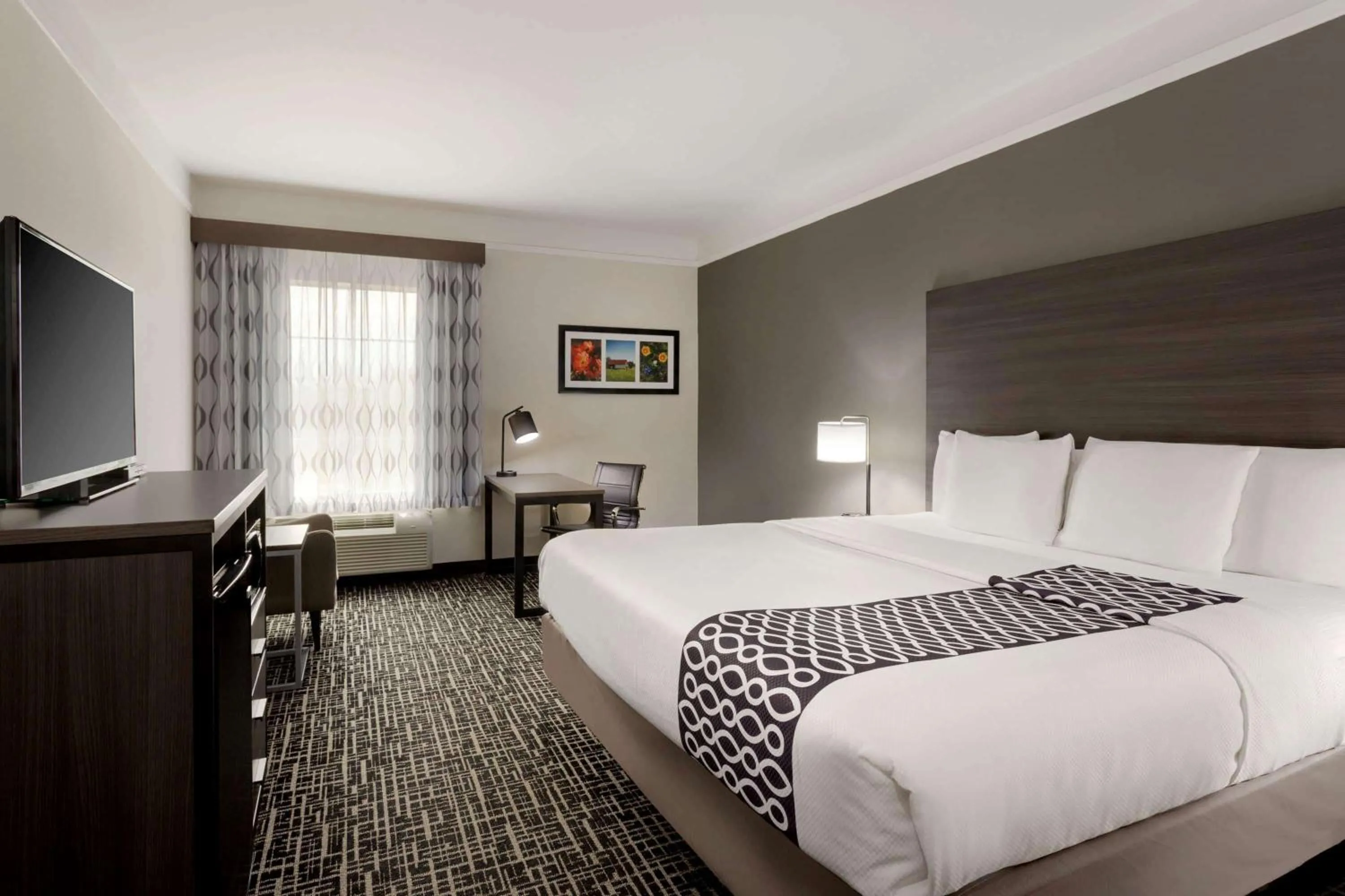 King Room with Bath Tub - Mobility/Hearing Accessible - Non-Smoking in La Quinta by Wyndham I-20 Longview South