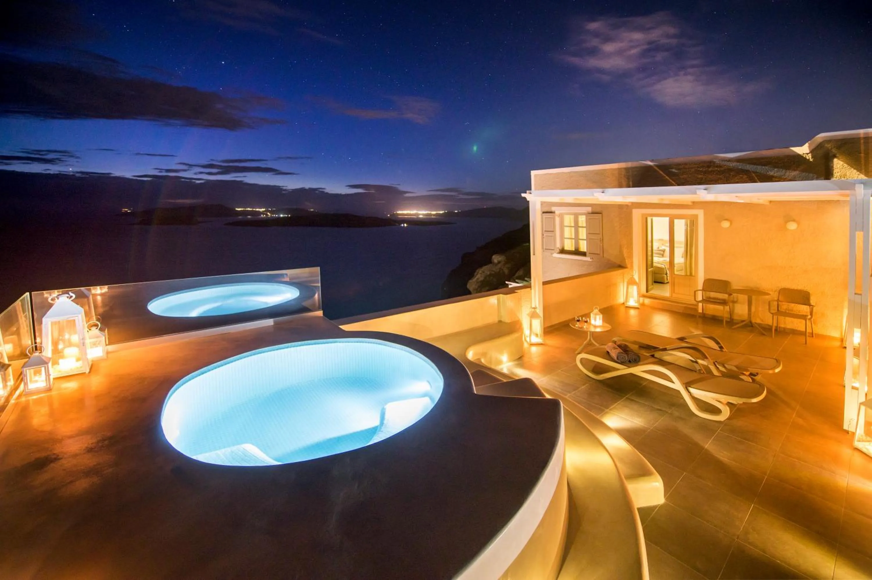 Honeymoon Suite with Outdoor Jacuzzi in Caldera's Dolphin Suites
