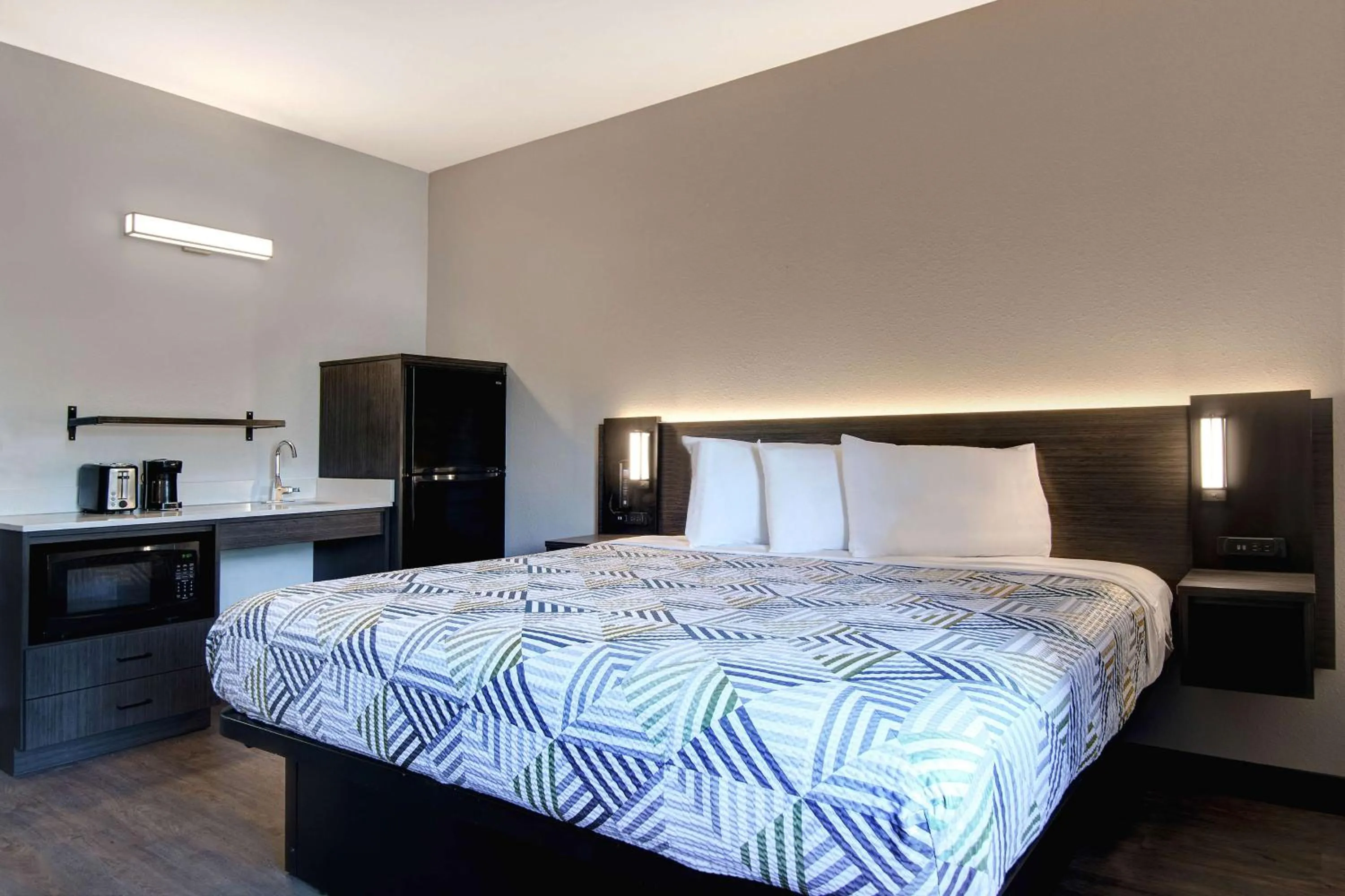 King Room - Non-Smoking in Studio 6 Pensacola, FL - West I-10