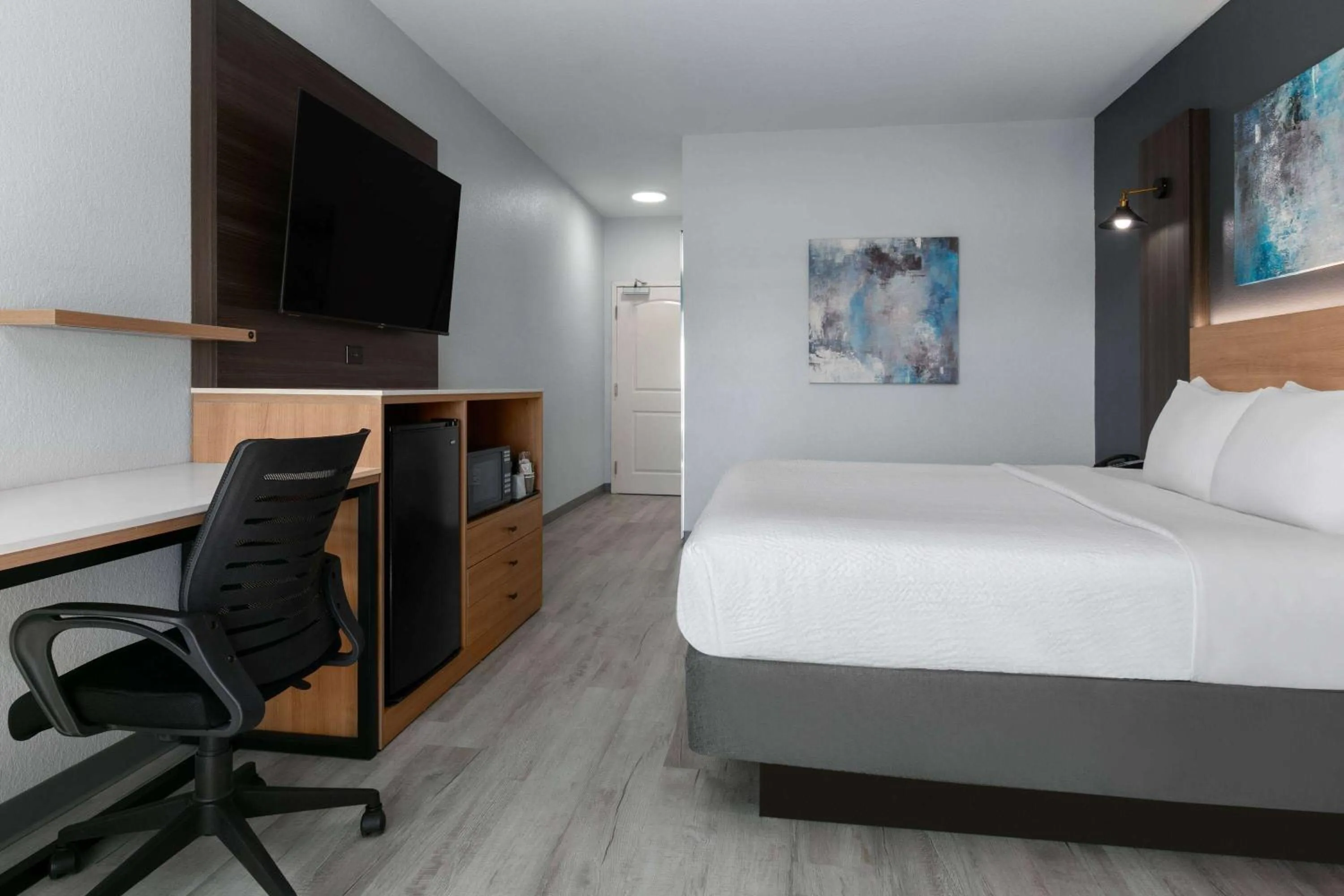 King Room with Bath Tub - Mobility Accessible/Non-Smoking in La Quinta Inn & Suites by Wyndham Ft Worth-Burleson