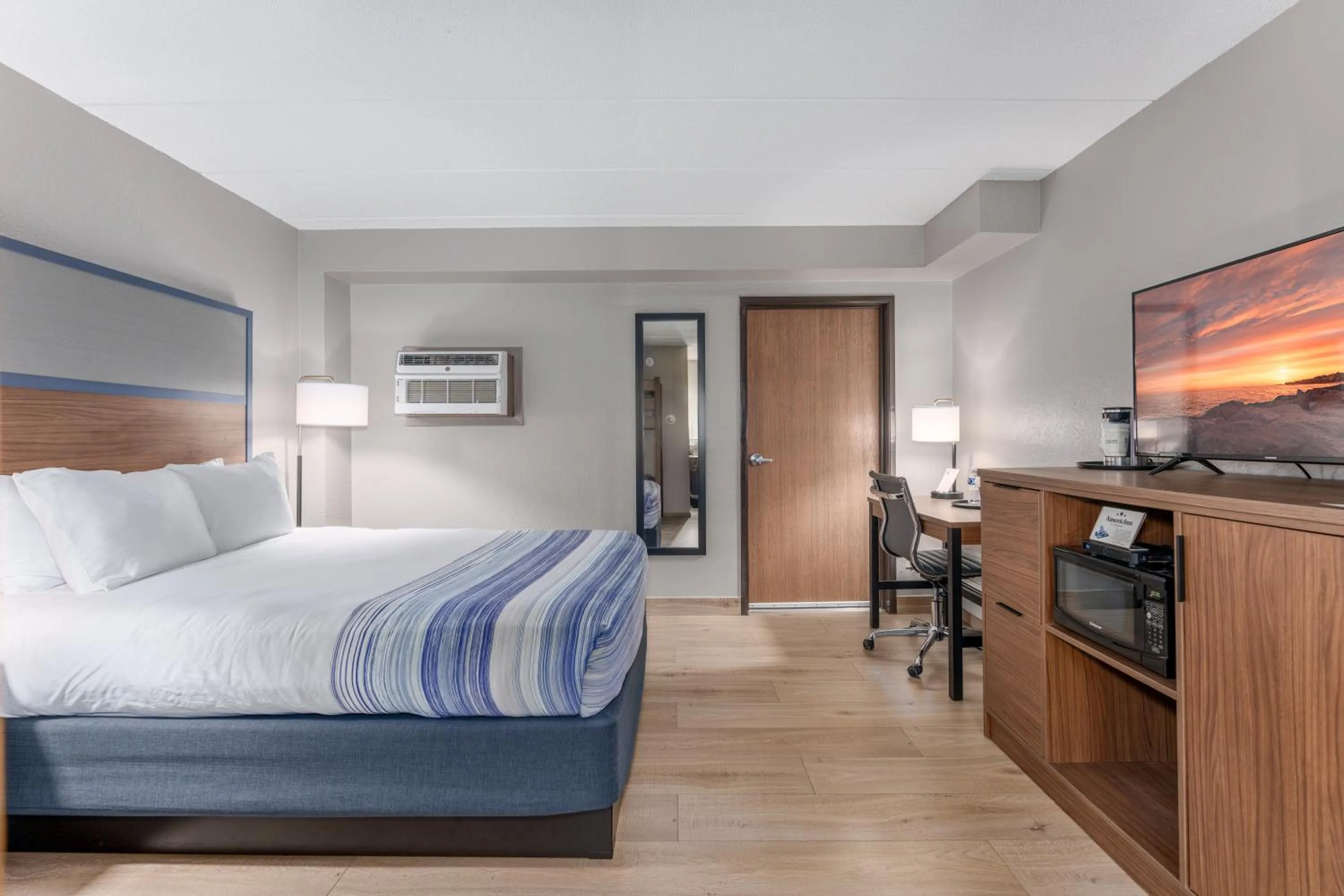 Queen Room with One Queen Bed and One Single Bunk Bed - Non-Smoking in AmericInn by Wyndham New Richmond