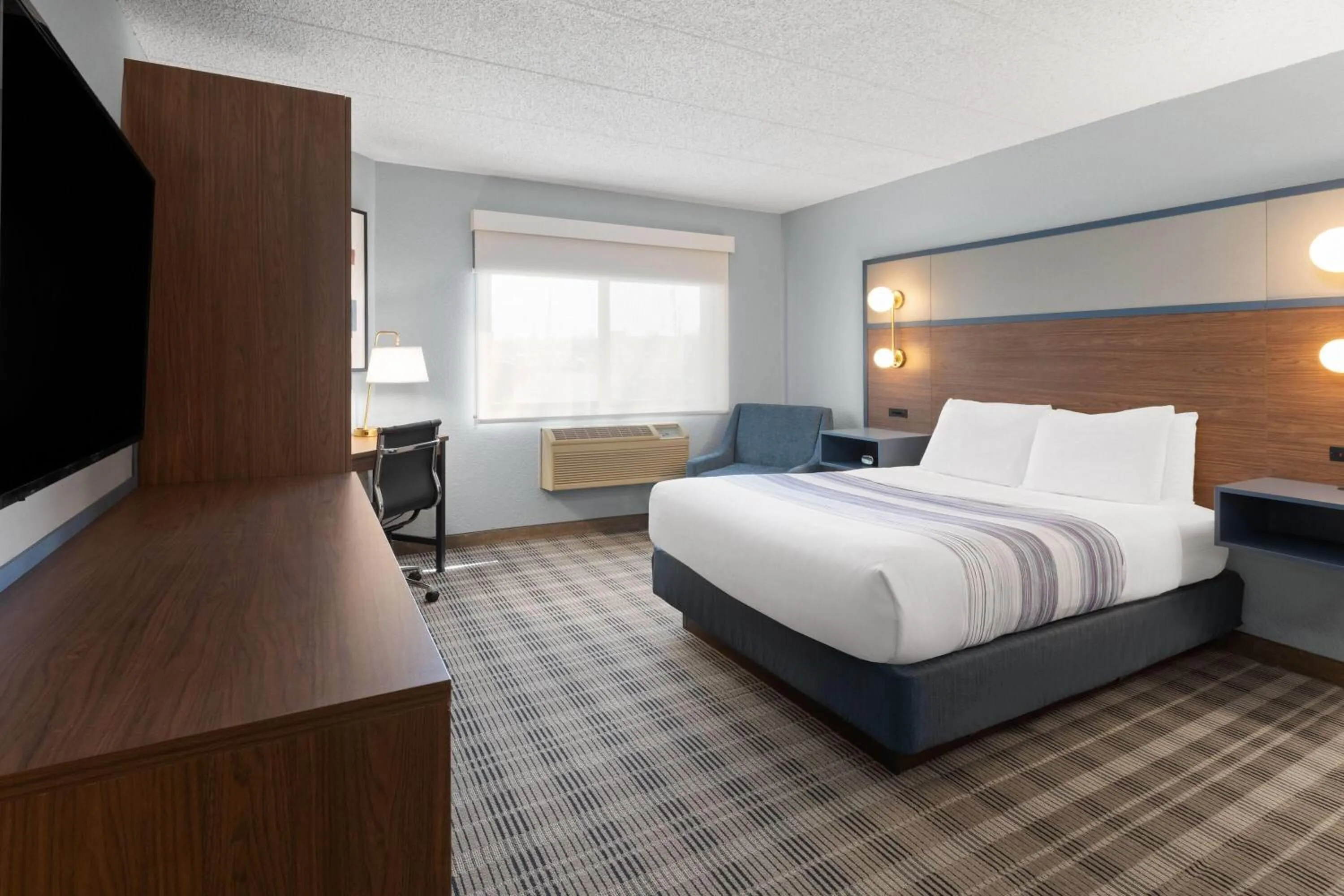 Queen Room with Roll-In Shower - Mobility Accessible/Non-Smoking in AmericInn by Wyndham Chippewa Falls
