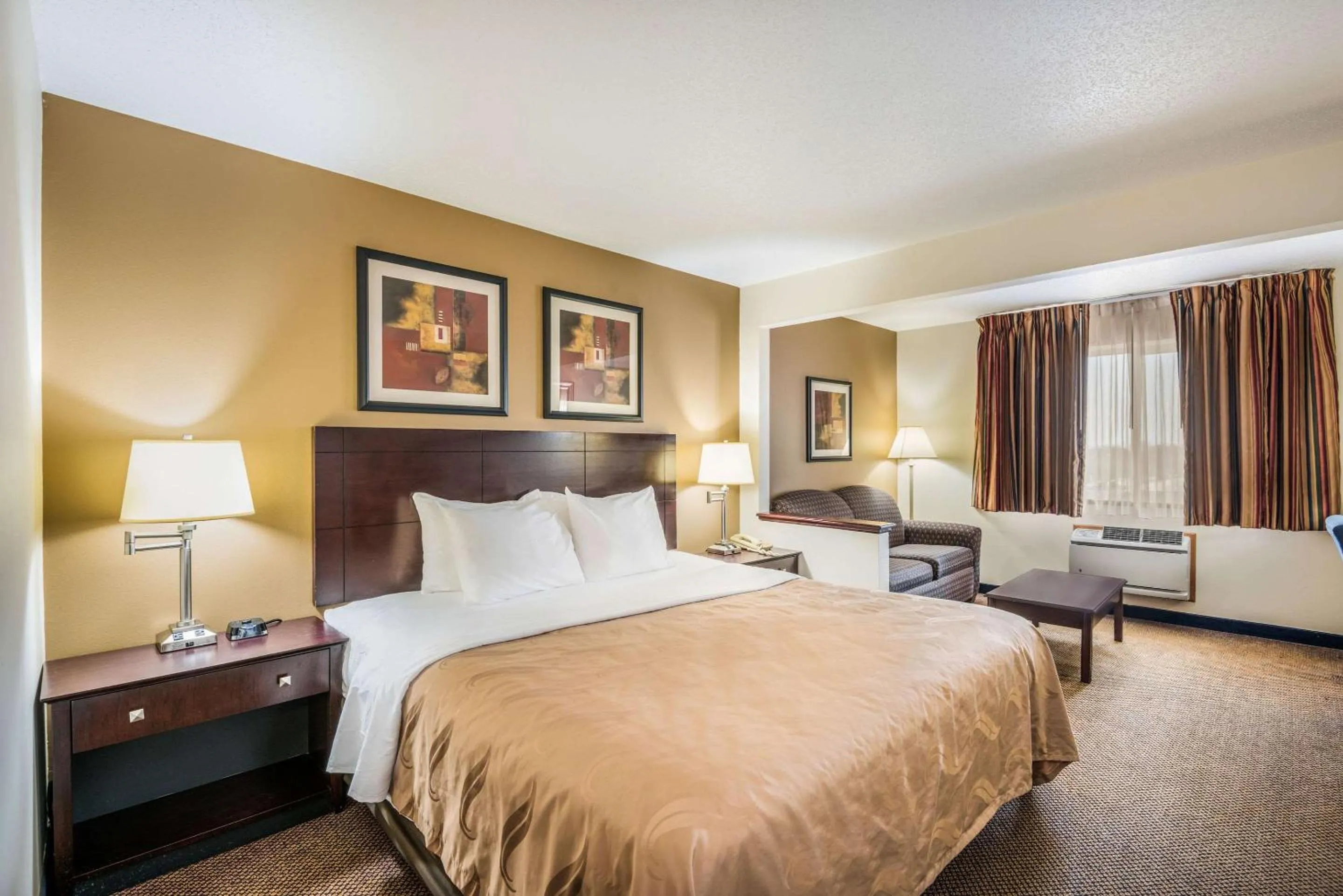 King Room - Non-Smoking in Quality Inn & Suites Eldridge Davenport North