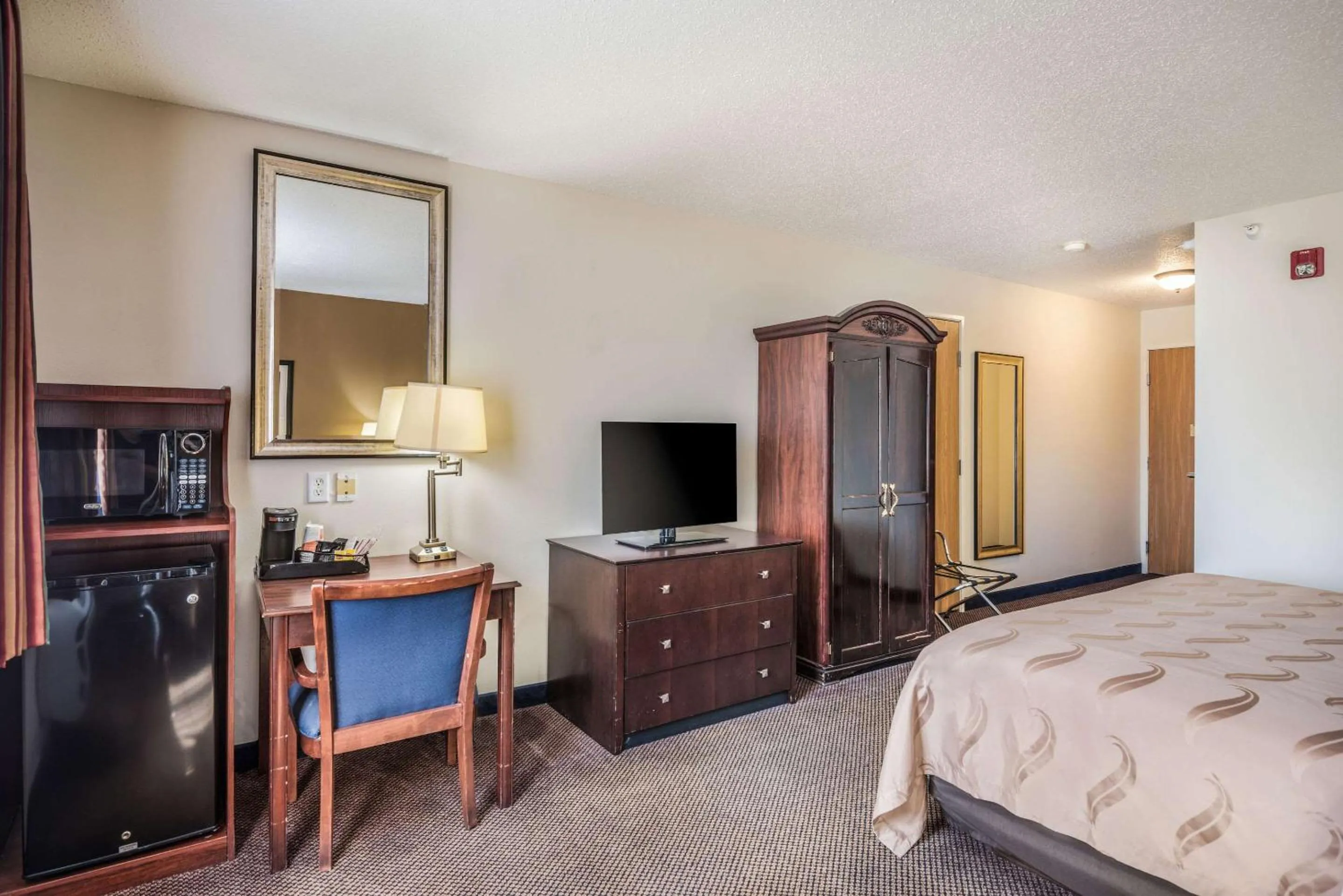 King Room - Accessible/Non-Smoking in Quality Inn & Suites Eldridge Davenport North