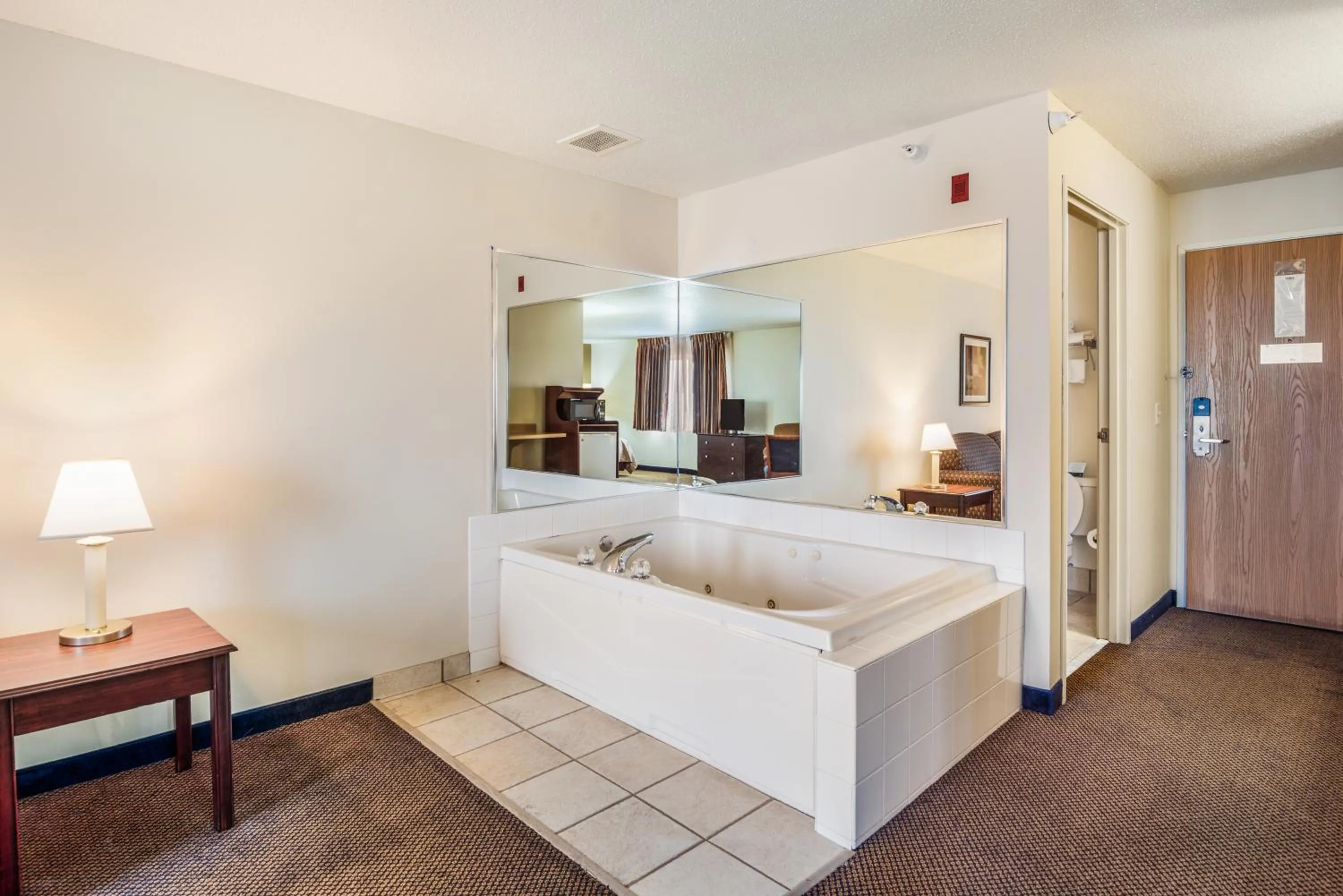 King Suite with Whirlpool - Non-smoking in Quality Inn & Suites Eldridge Davenport North