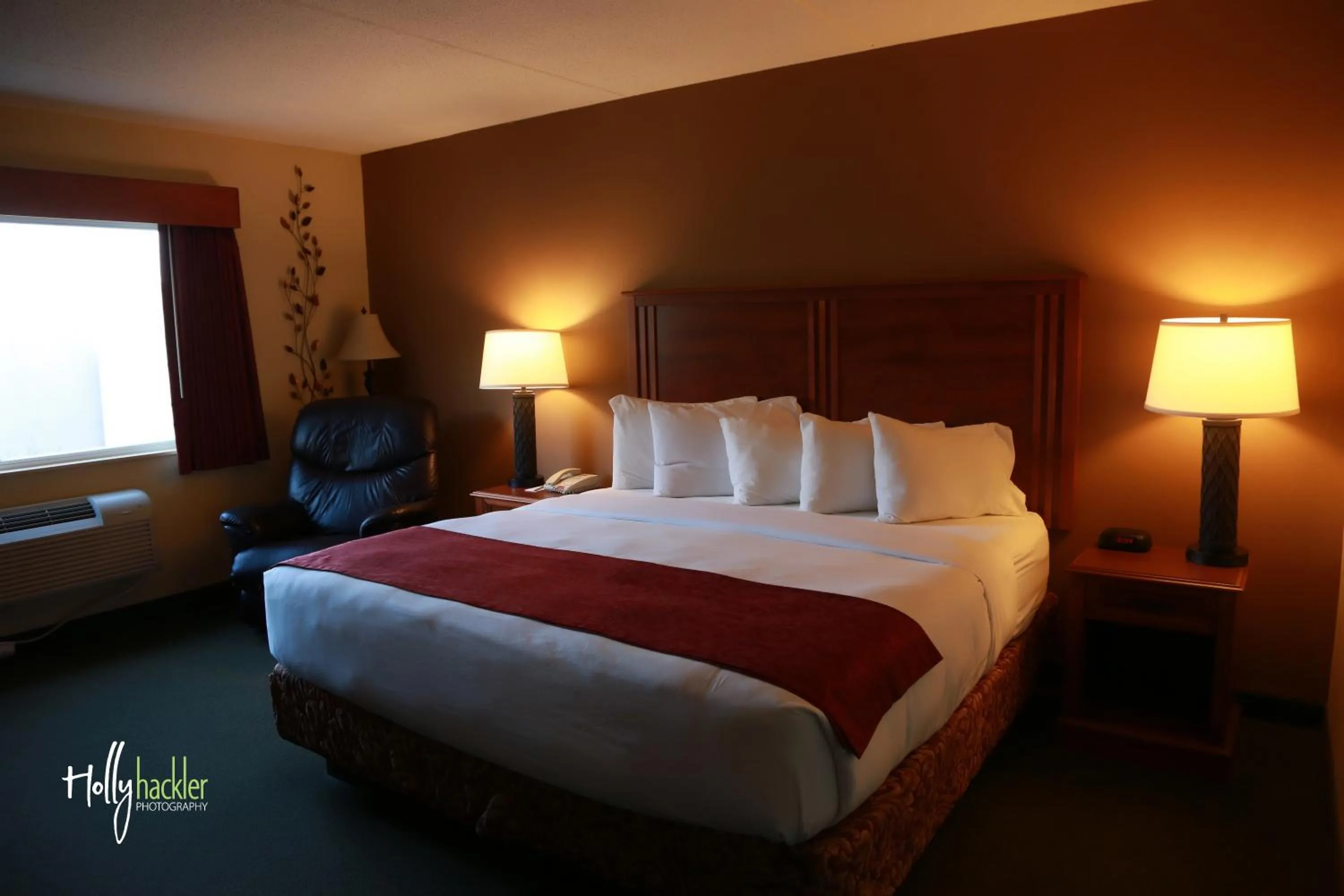 King Room with Bath Tub - Mobility Accessible/Non-Smoking in AmericInn by Wyndham McAlester