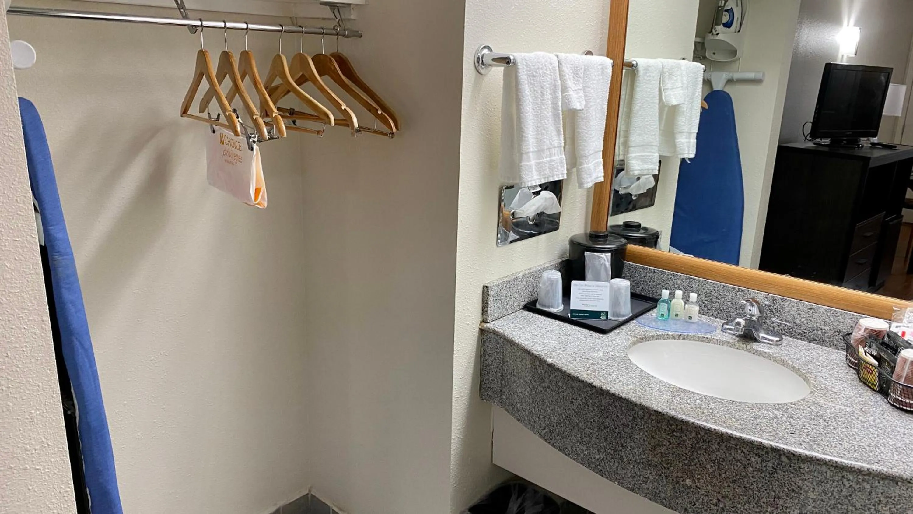 King Suite with Sofa Bed - Non-Smoking in Quality Inn Branson - Hwy 76 Central