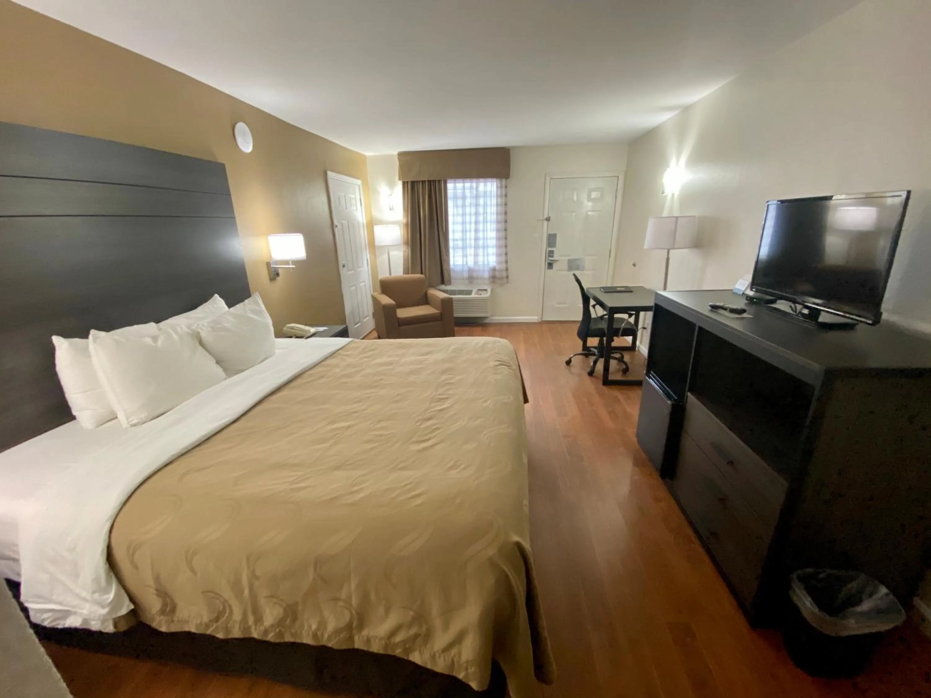 King Room - Disability Access/Non-Smoking in Quality Inn Branson - Hwy 76 Central