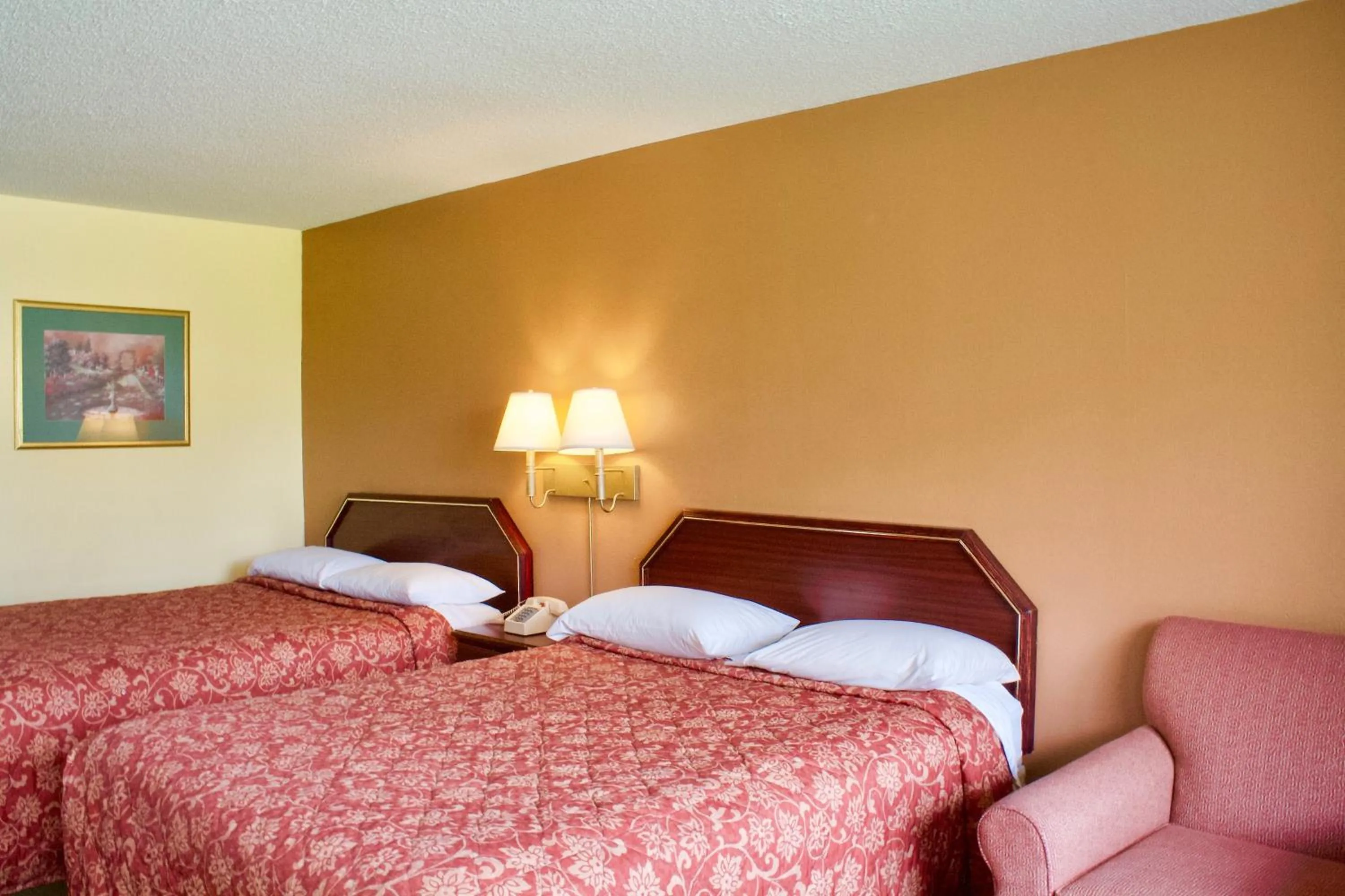 Queen Room with Two Queen Beds - Smoking in Relax Inn - Monroe