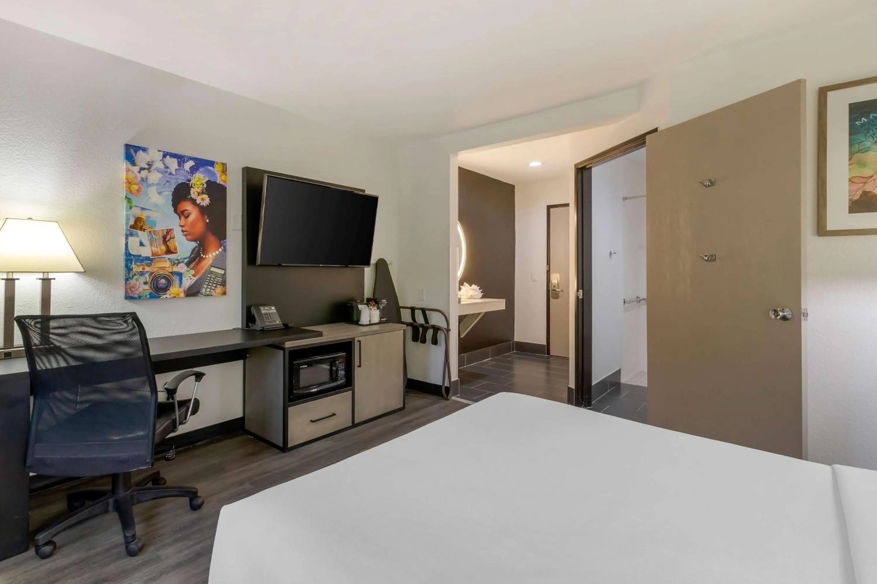 1 Queen Bed, Mobility/Hearing Accessible Room , Roll-in Shower, Non-Smoking in La Quinta by Wyndham Des Moines West Clive