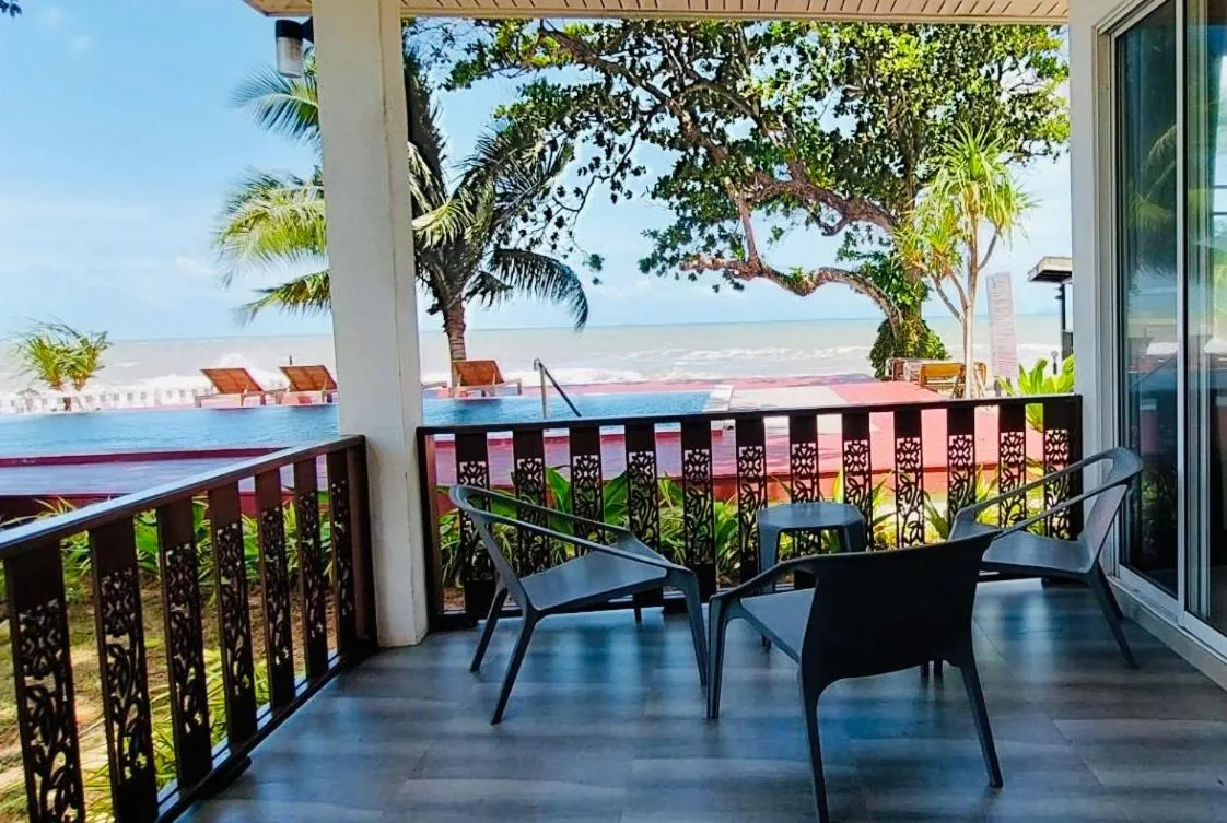 Family Room with Beachfront and Poolside view in Horizon Beach Resort Koh Jum