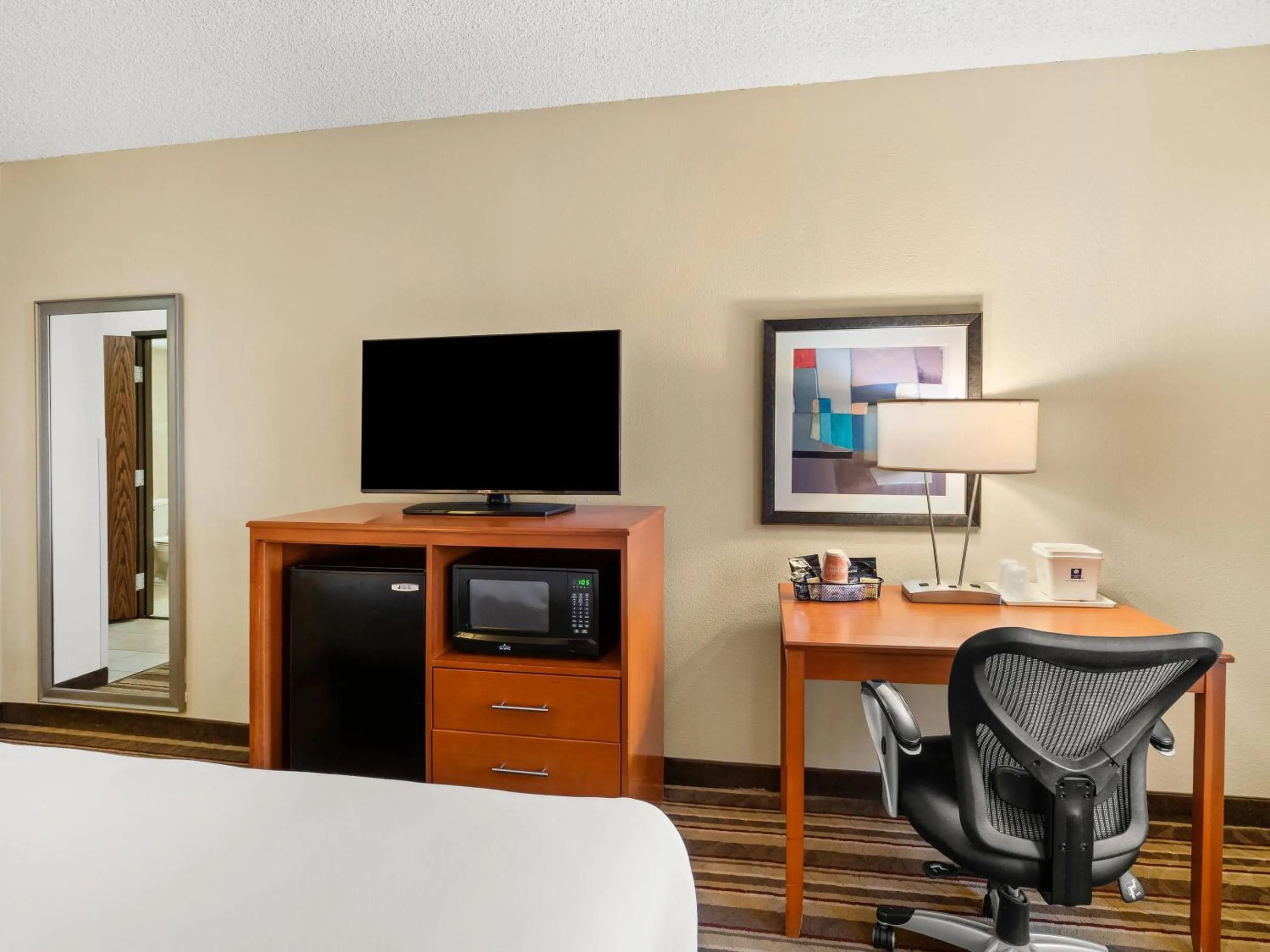 King Room - Disability Access/Non-Smoking in Comfort Inn Metro Airport