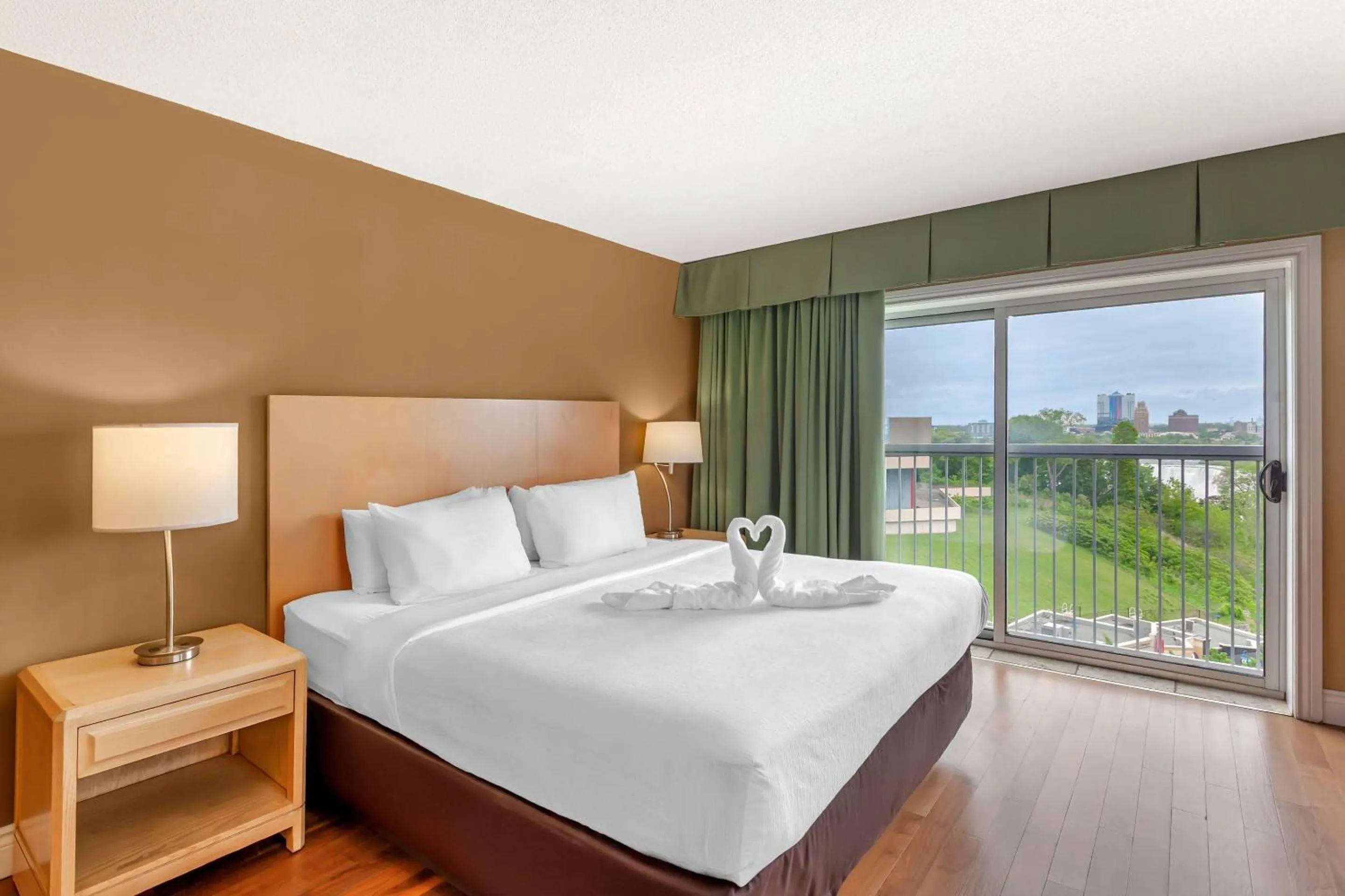King Room - Higher Floor in Quality Hotel Fallsview Cascade